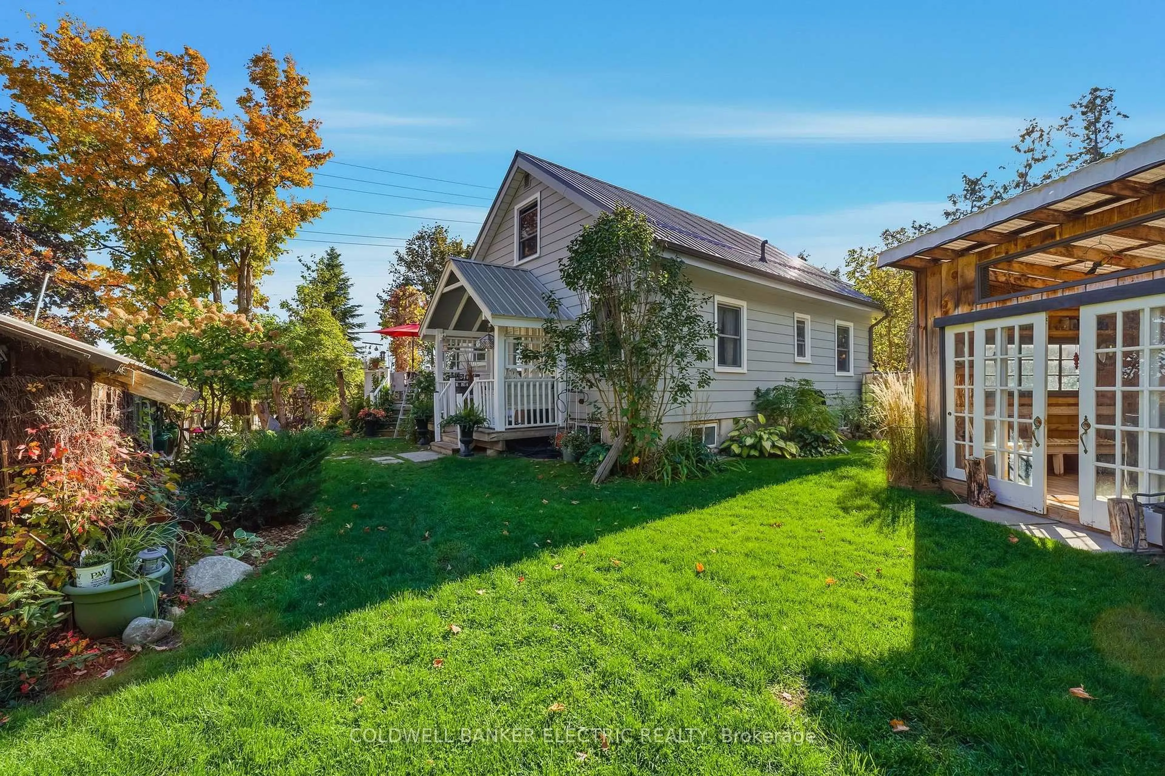 A pic from outside/outdoor area/front of a property/back of a property/a pic from drone, street for 994 County Rd 19 Rd, Selwyn Ontario K9J 6X2