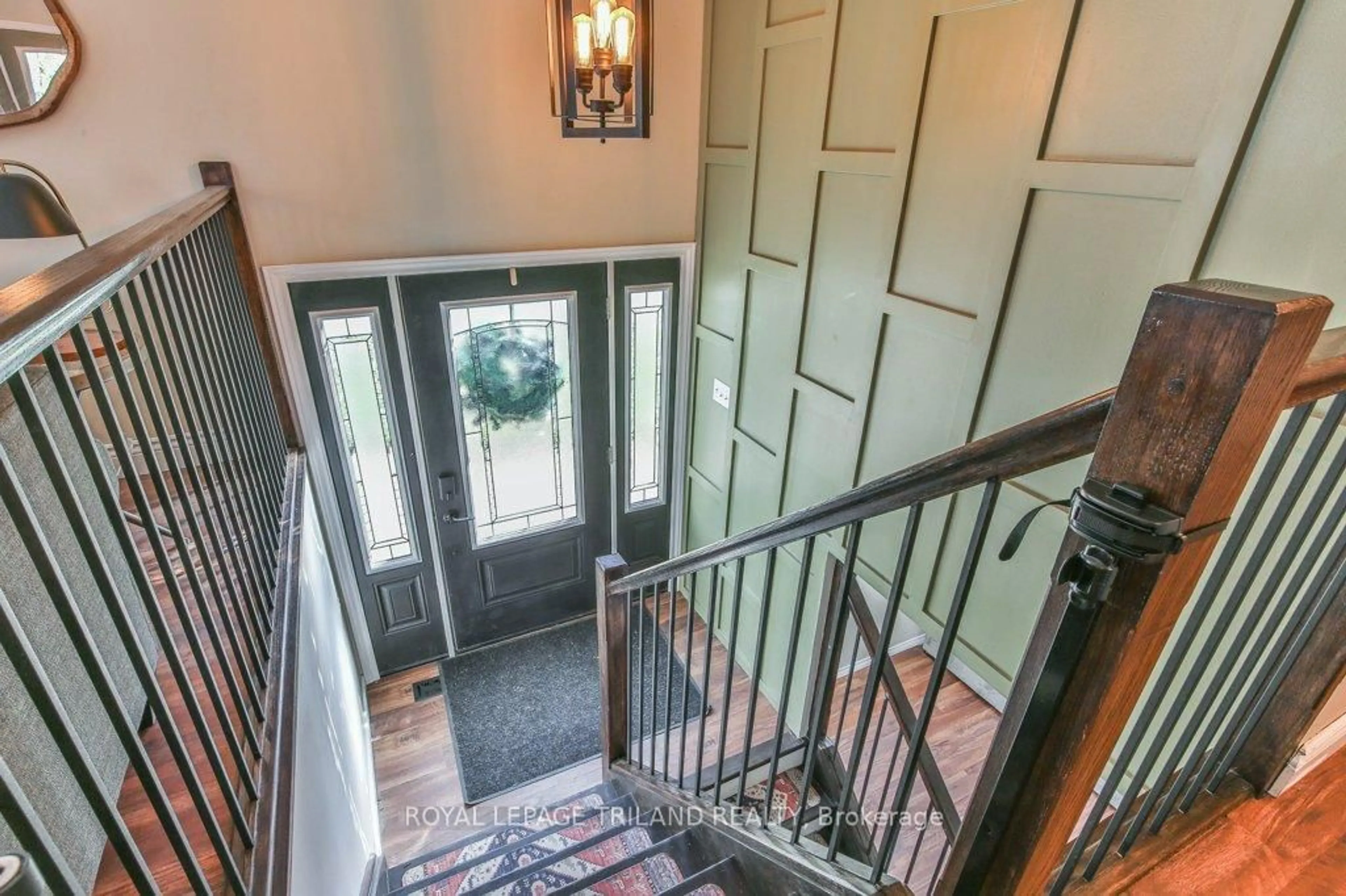 Indoor entryway for 548 PAMELA Dr, Strathroy-Caradoc Ontario N0L 1W0