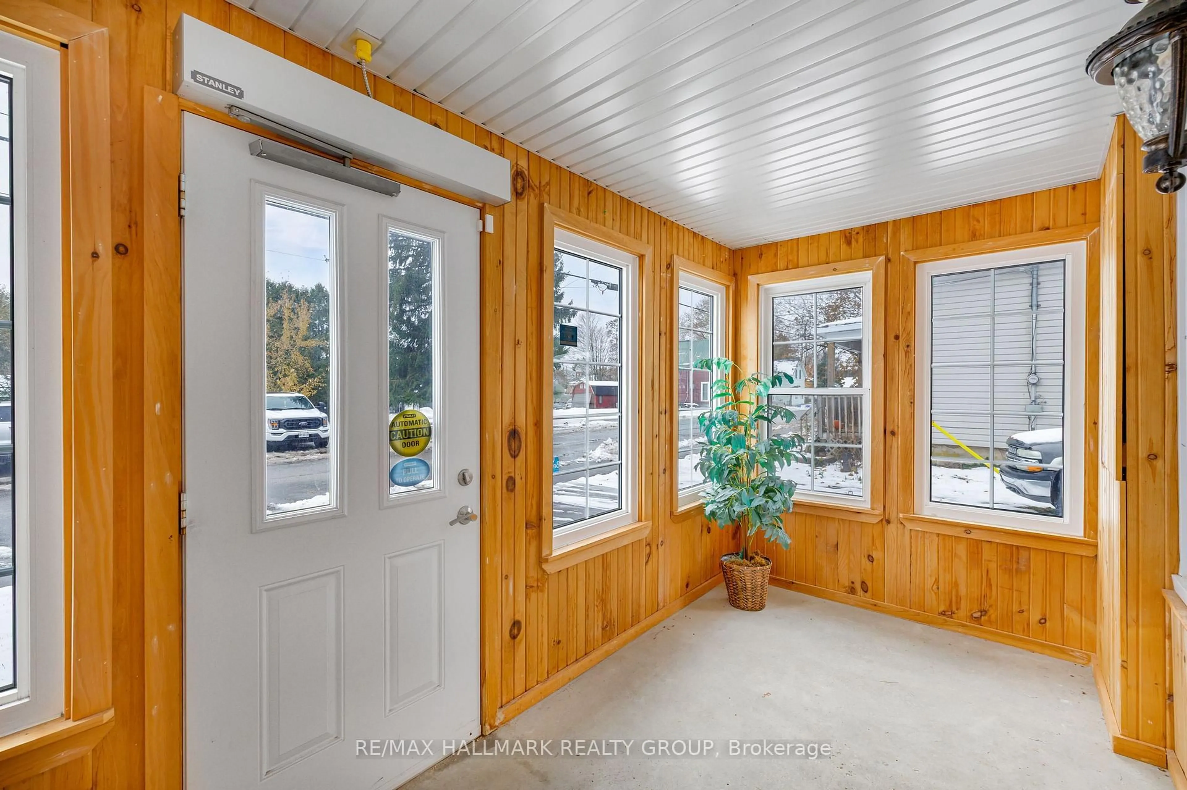 Indoor entryway for 10 Wellington St, Athens Ontario K0E 1B0
