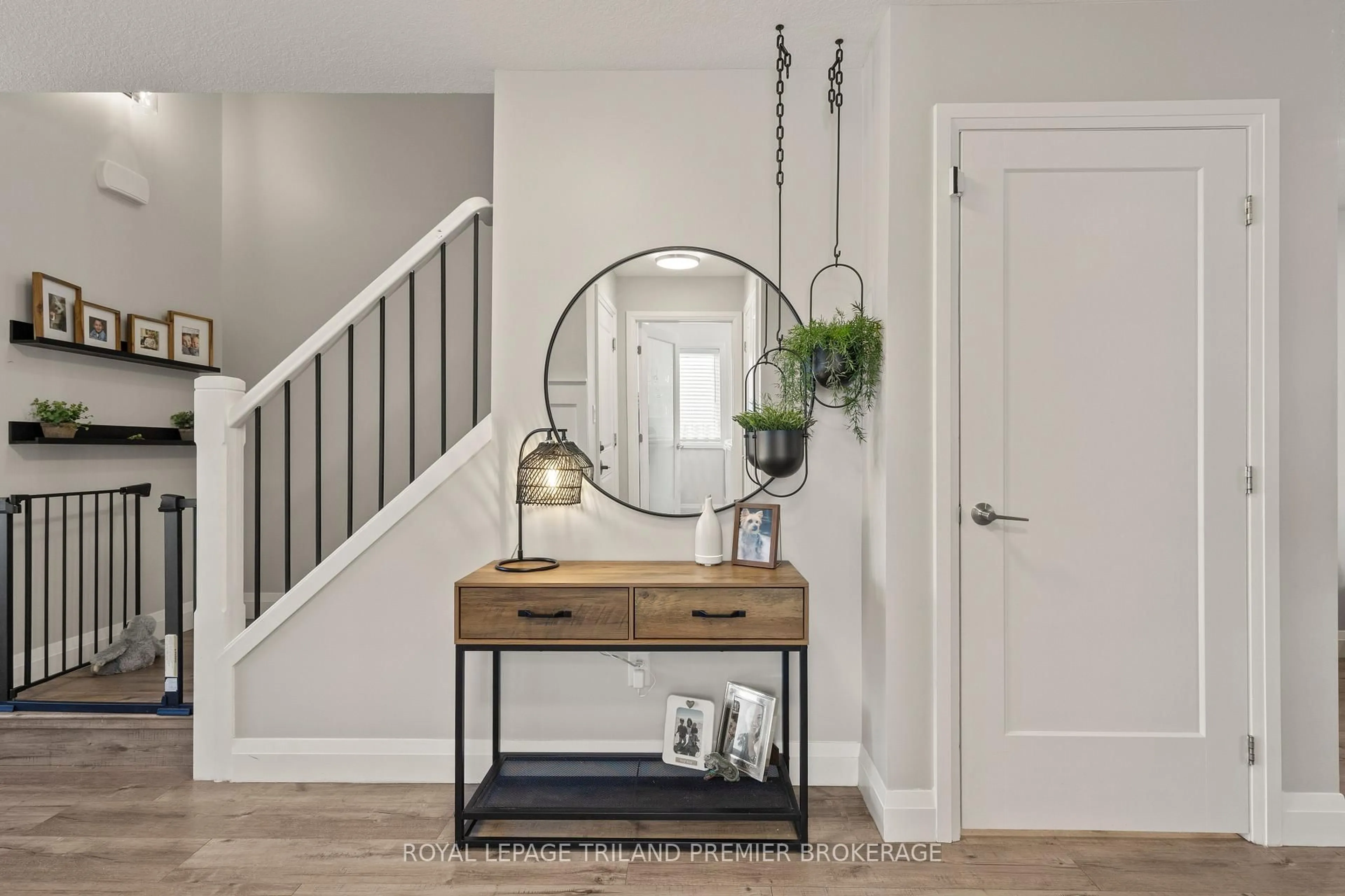 Indoor entryway for 40 Reeves Rd, Ingersoll Ontario N5C 0E2