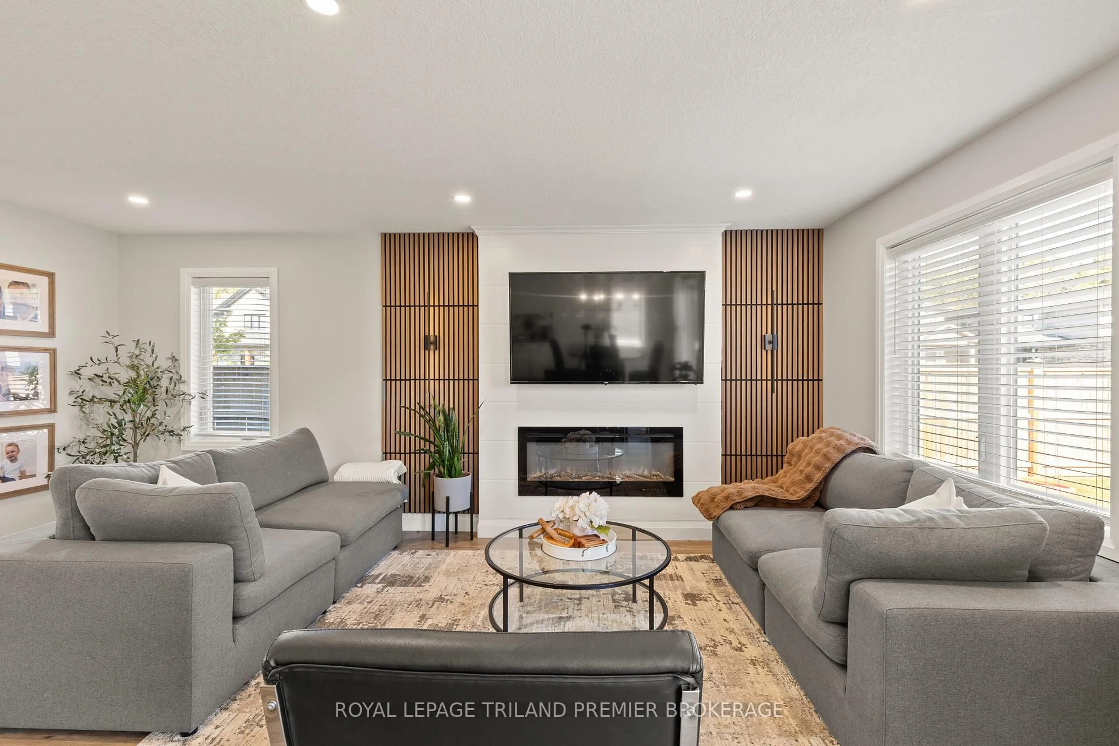 Living room with furniture, unknown for 40 Reeves Rd, Ingersoll Ontario N5C 0E2