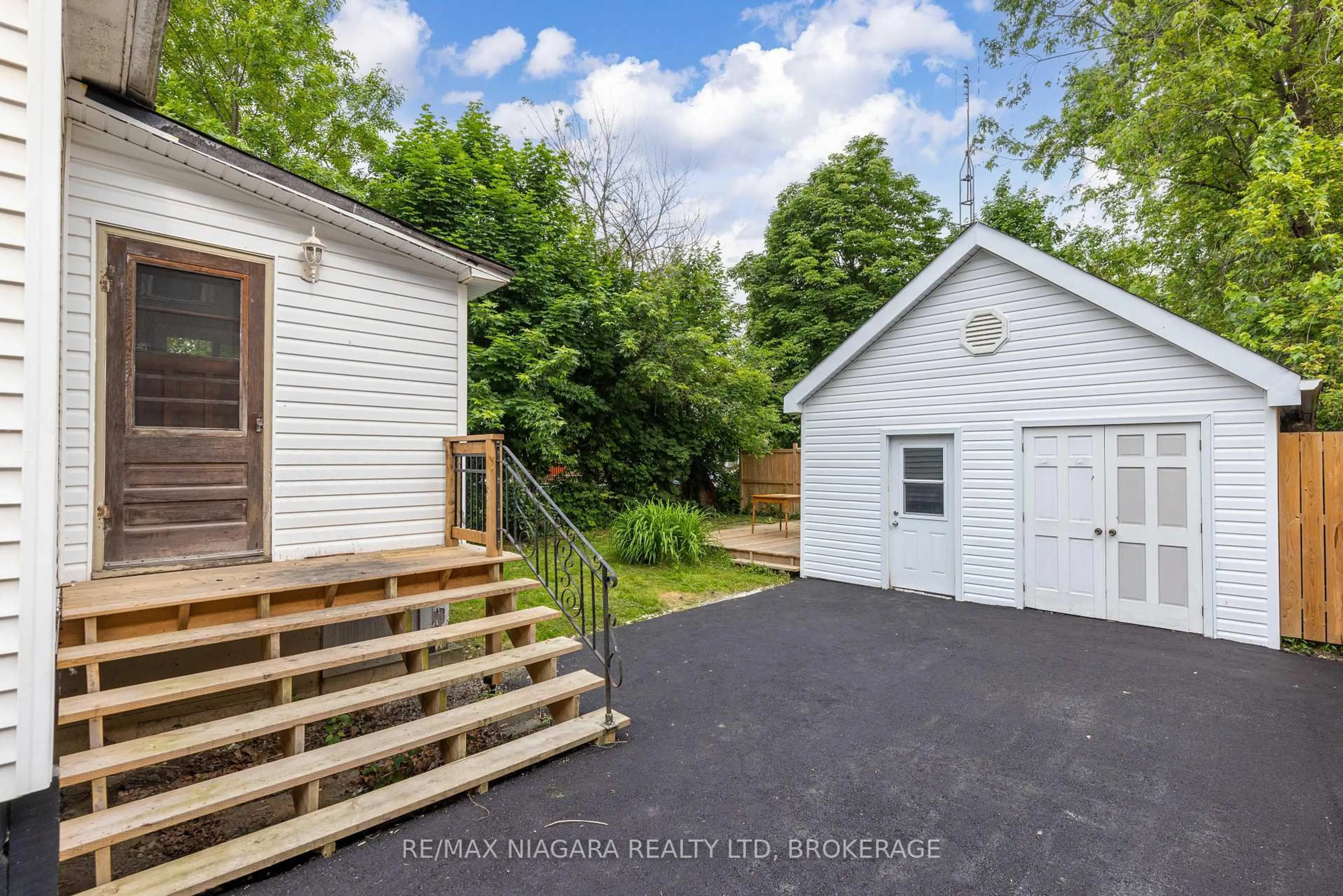 A pic from outside/outdoor area/front of a property/back of a property/a pic from drone, street for 4993 Maple St, Niagara Falls Ontario L2E 2M7