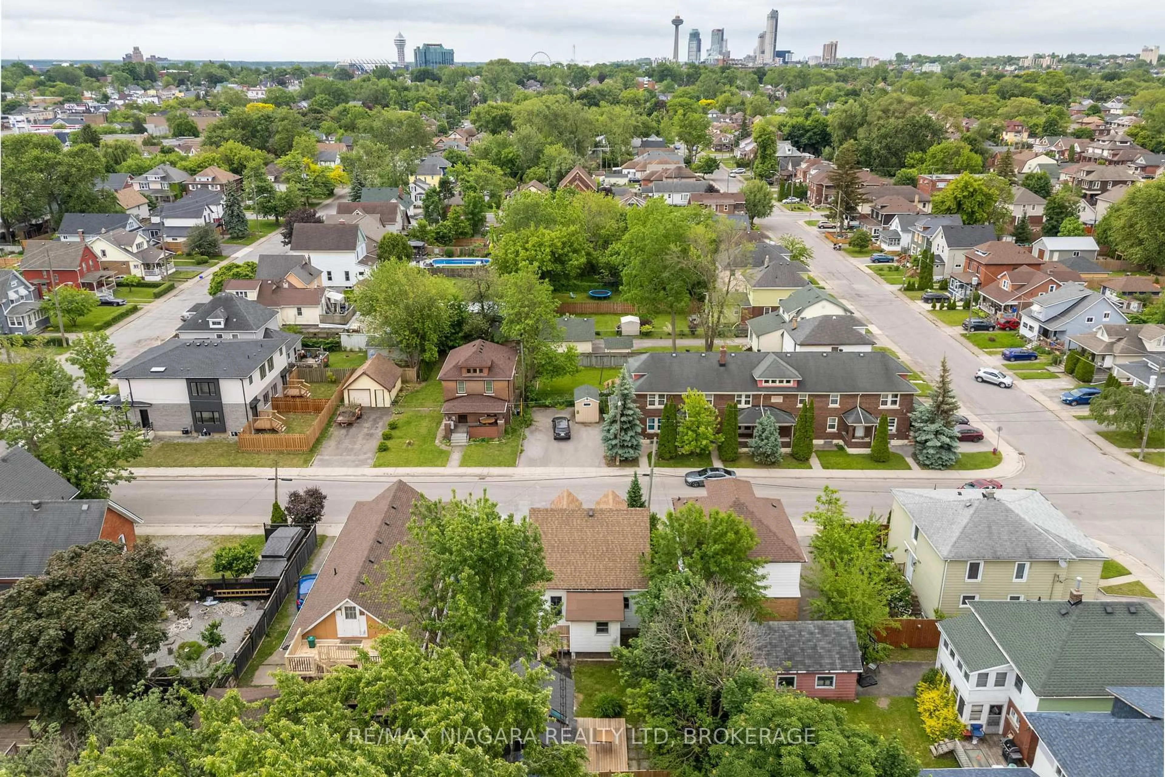 A pic from outside/outdoor area/front of a property/back of a property/a pic from drone, city buildings view from balcony for 4993 Maple St, Niagara Falls Ontario L2E 2M7