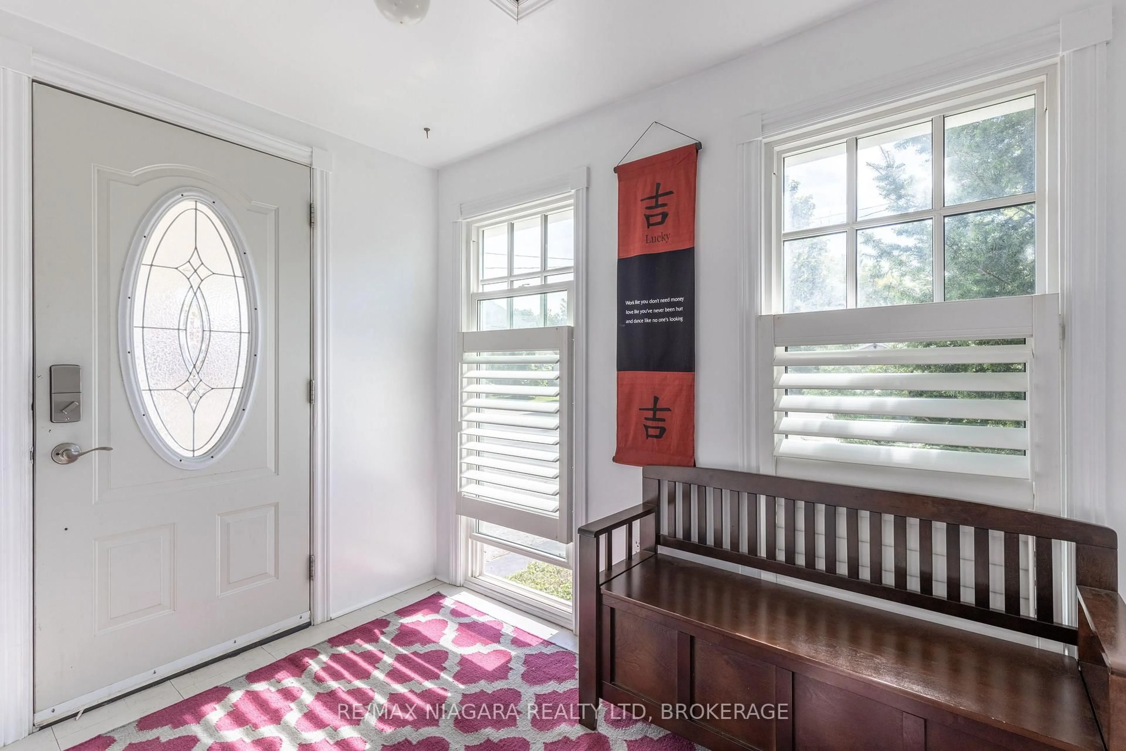 Indoor entryway for 4993 Maple St, Niagara Falls Ontario L2E 2M7