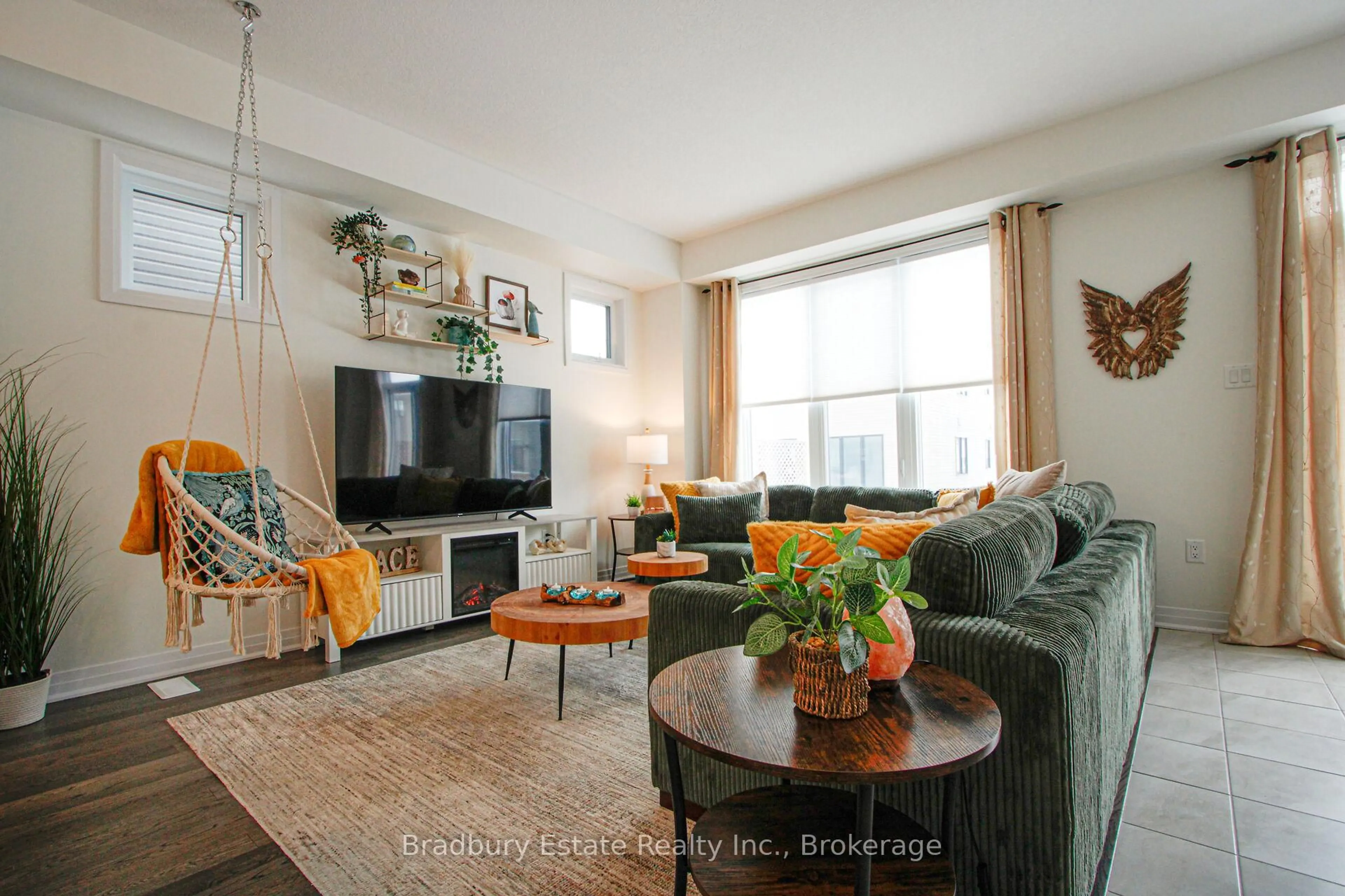 Living room with furniture, unknown for 69 Masters St, Welland Ontario N3B 0N4