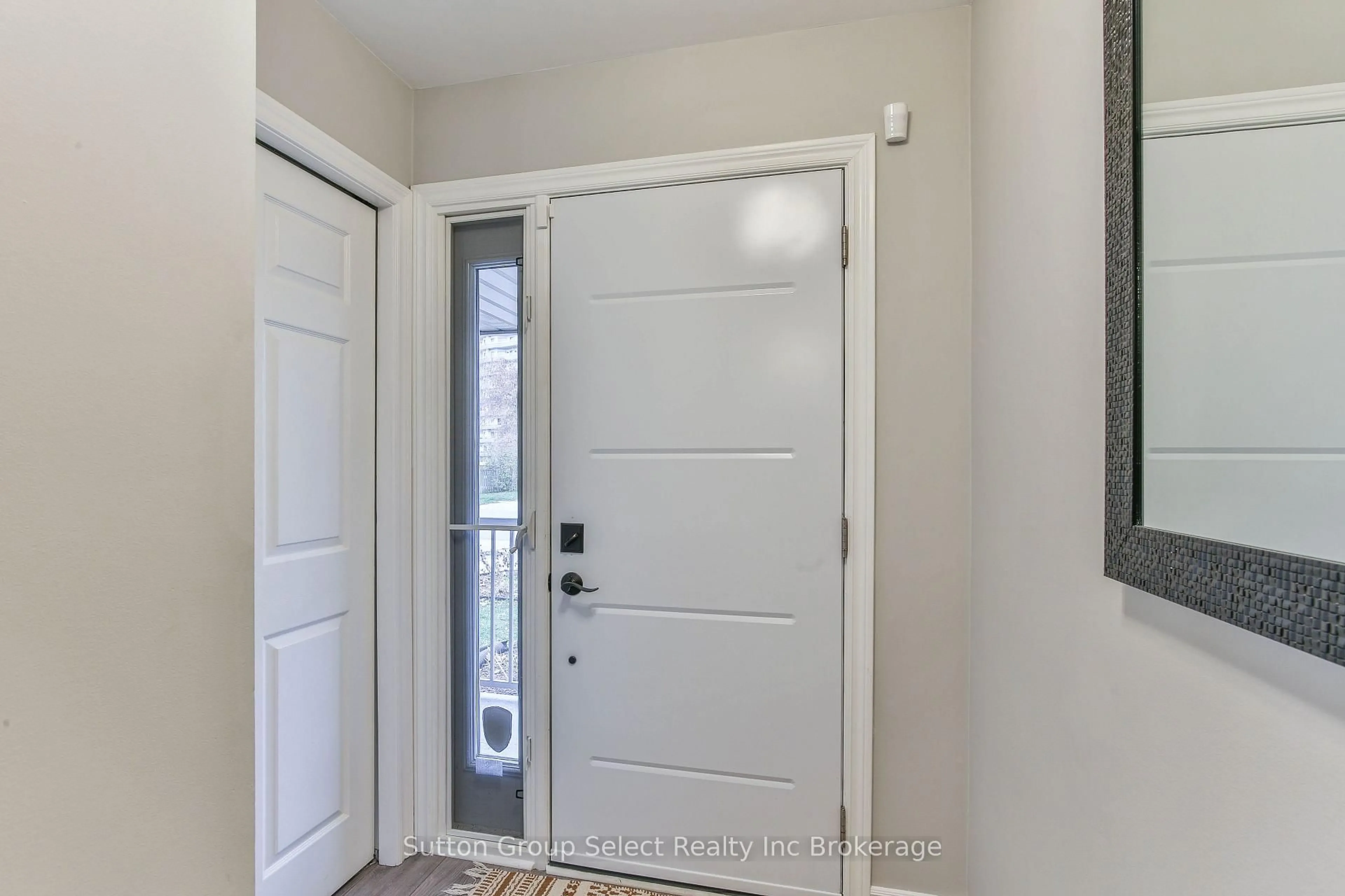 Indoor entryway for 11 Mohican Dr, Woodstock Ontario N4T 1H4