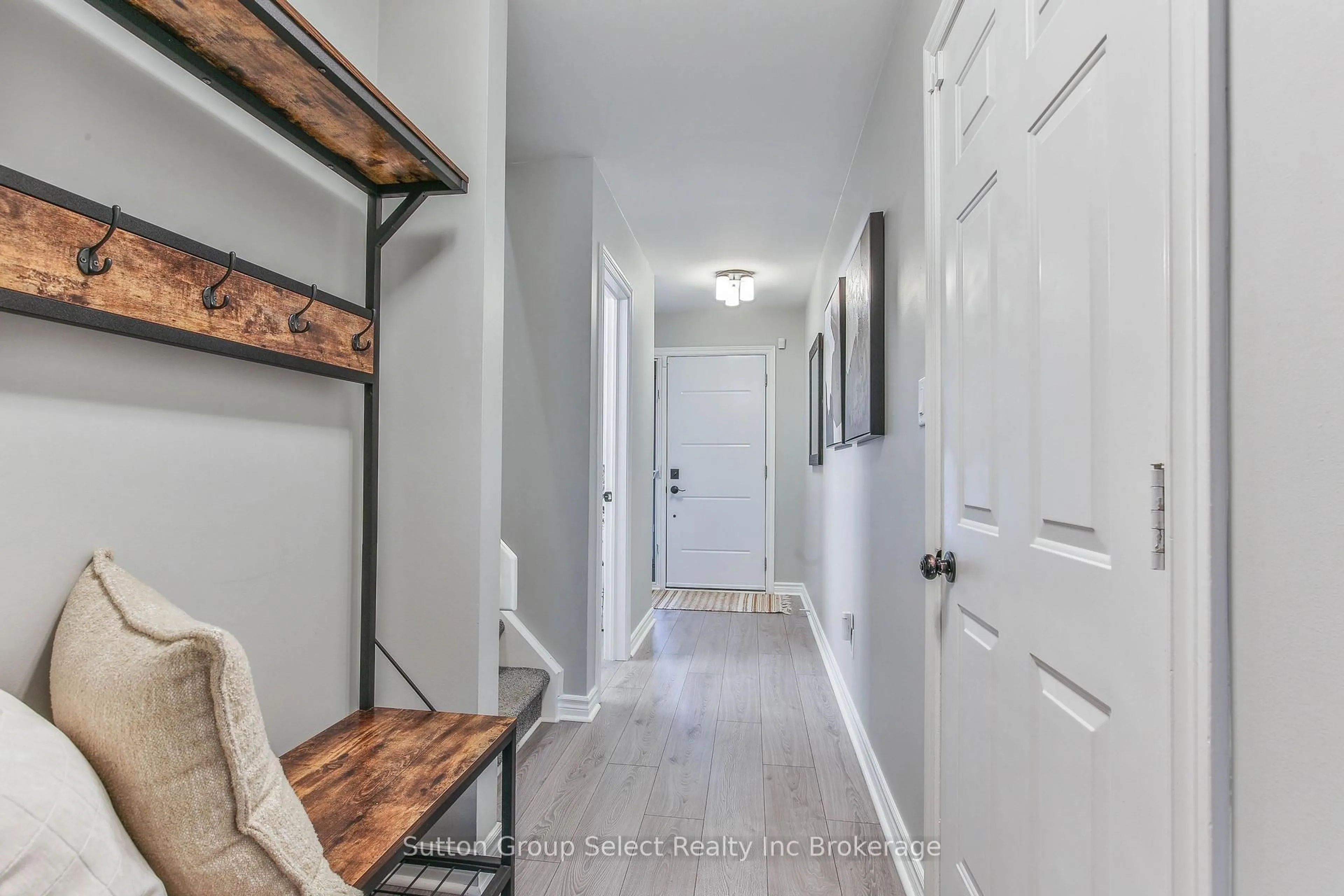 Indoor entryway for 11 Mohican Dr, Woodstock Ontario N4T 1H4