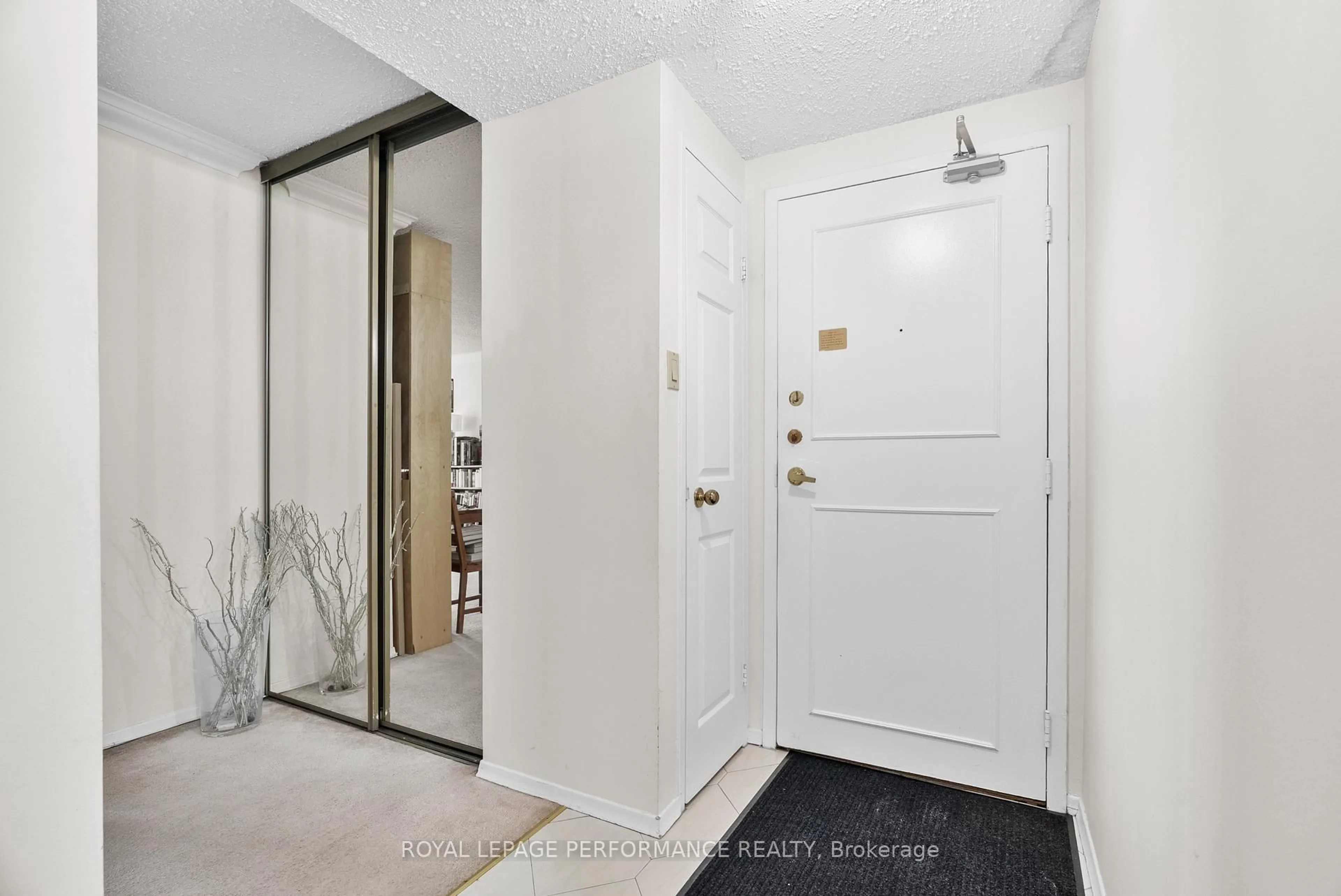 Indoor entryway for 530 Laurier Ave #502, Ottawa Ontario K1R 7T1
