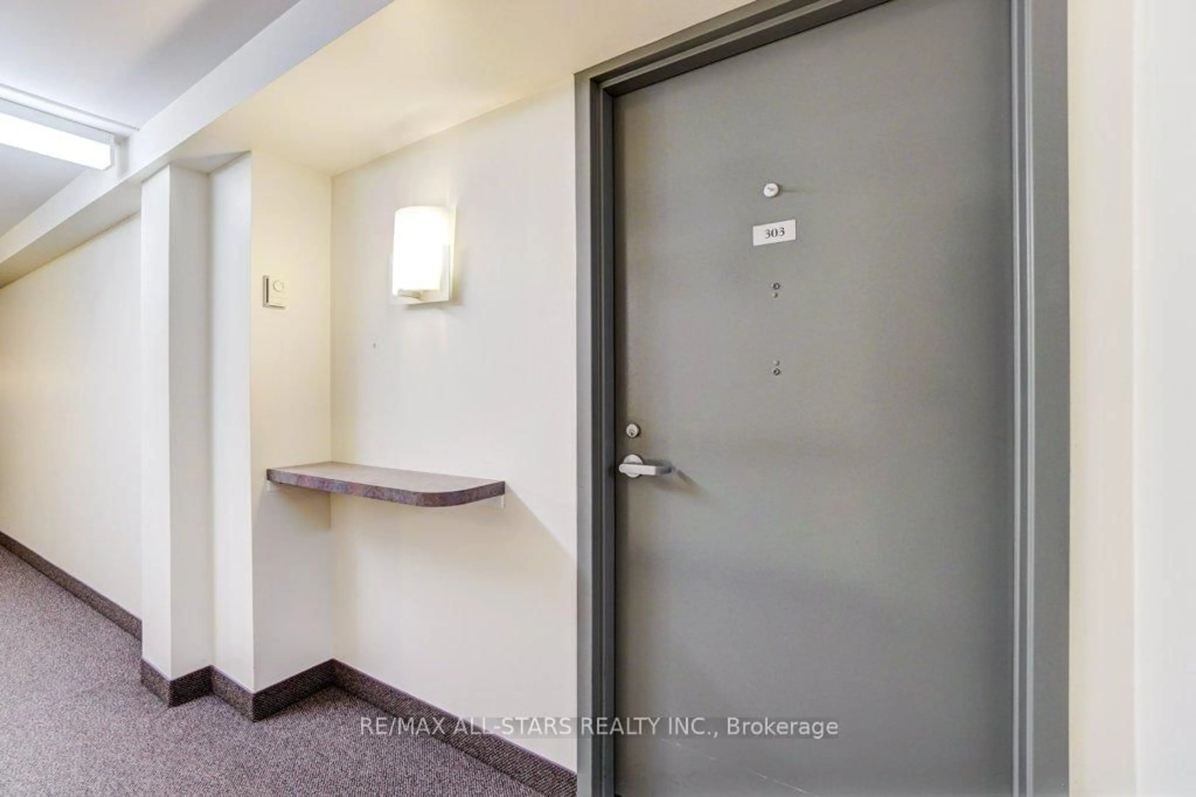 Indoor entryway for 8 Huron St #303, Kawartha Lakes Ontario K9V 6K3