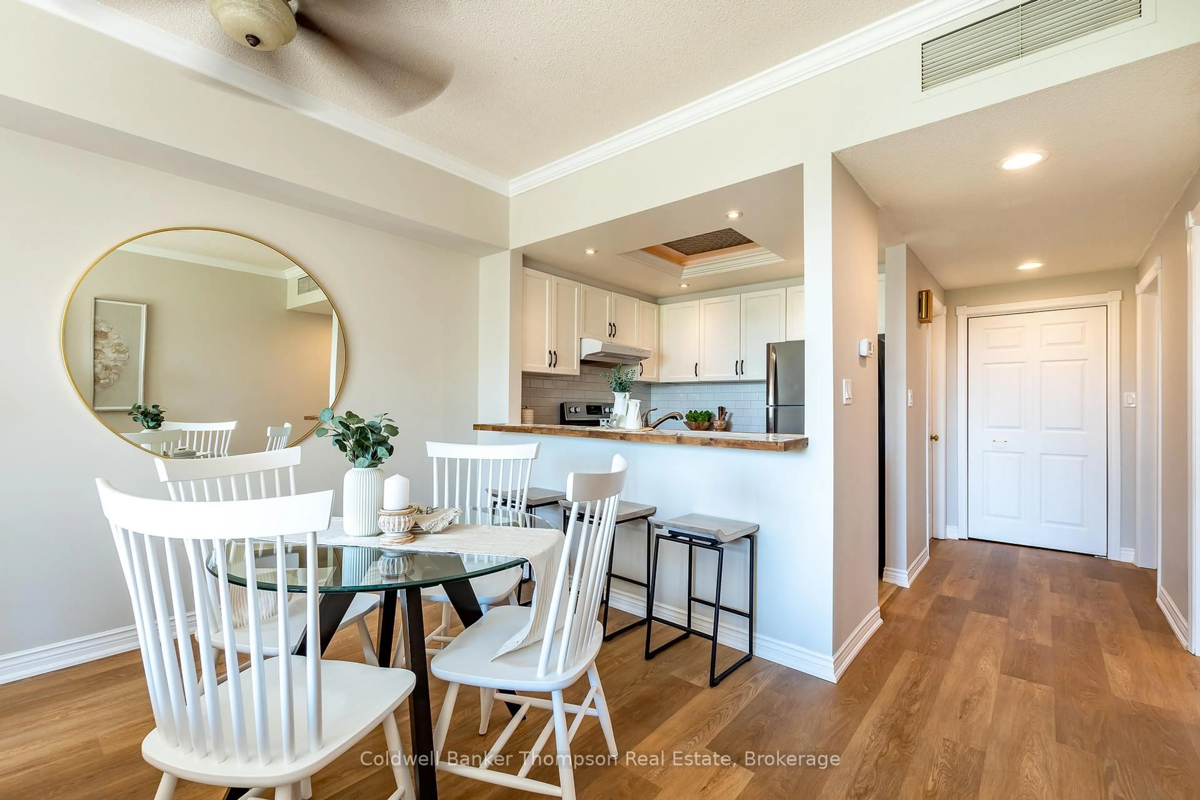 Open concept kitchen, wood/laminate floor for 3311 Grandview Forest Hil Dr, Huntsville Ontario P1H 2J5