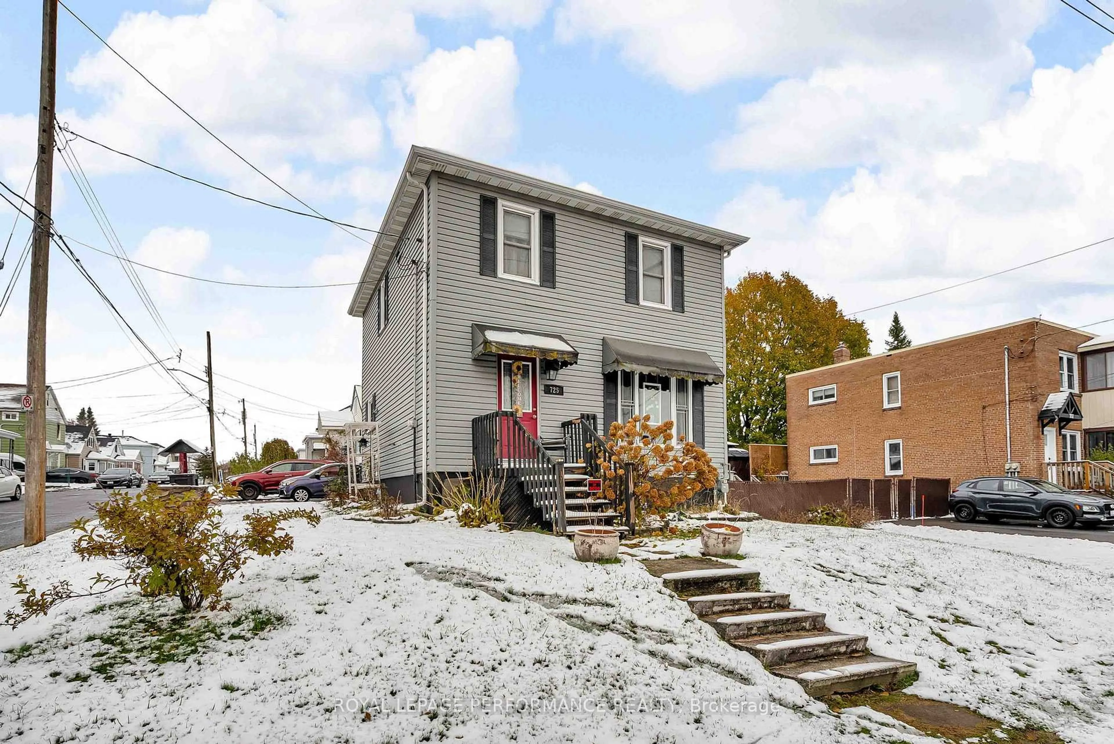 Home with brick exterior material, street for 725 Gloucester St, Cornwall Ontario K6H 3X9