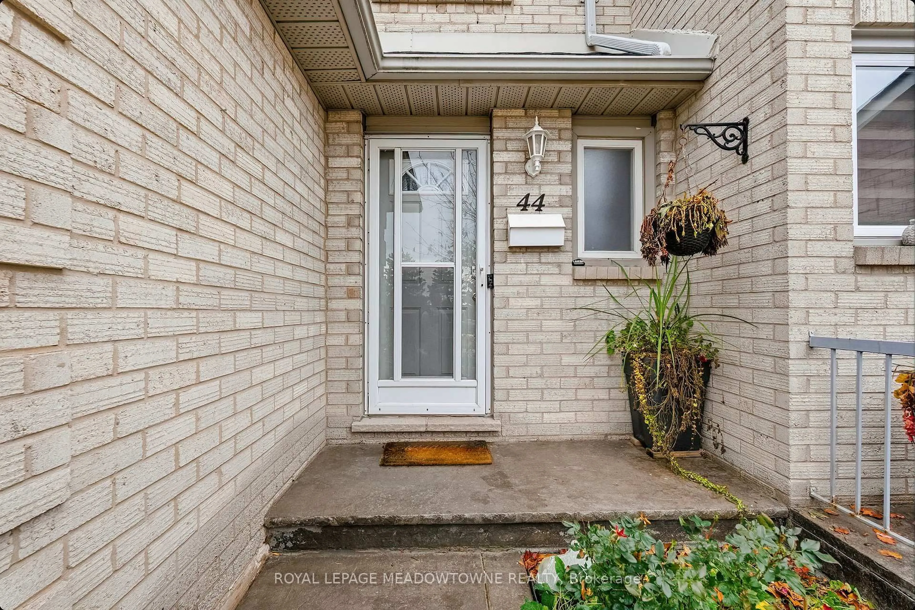 Indoor entryway for 1 Royalwood Crt #44, Hamilton Ontario L8E 4Y3