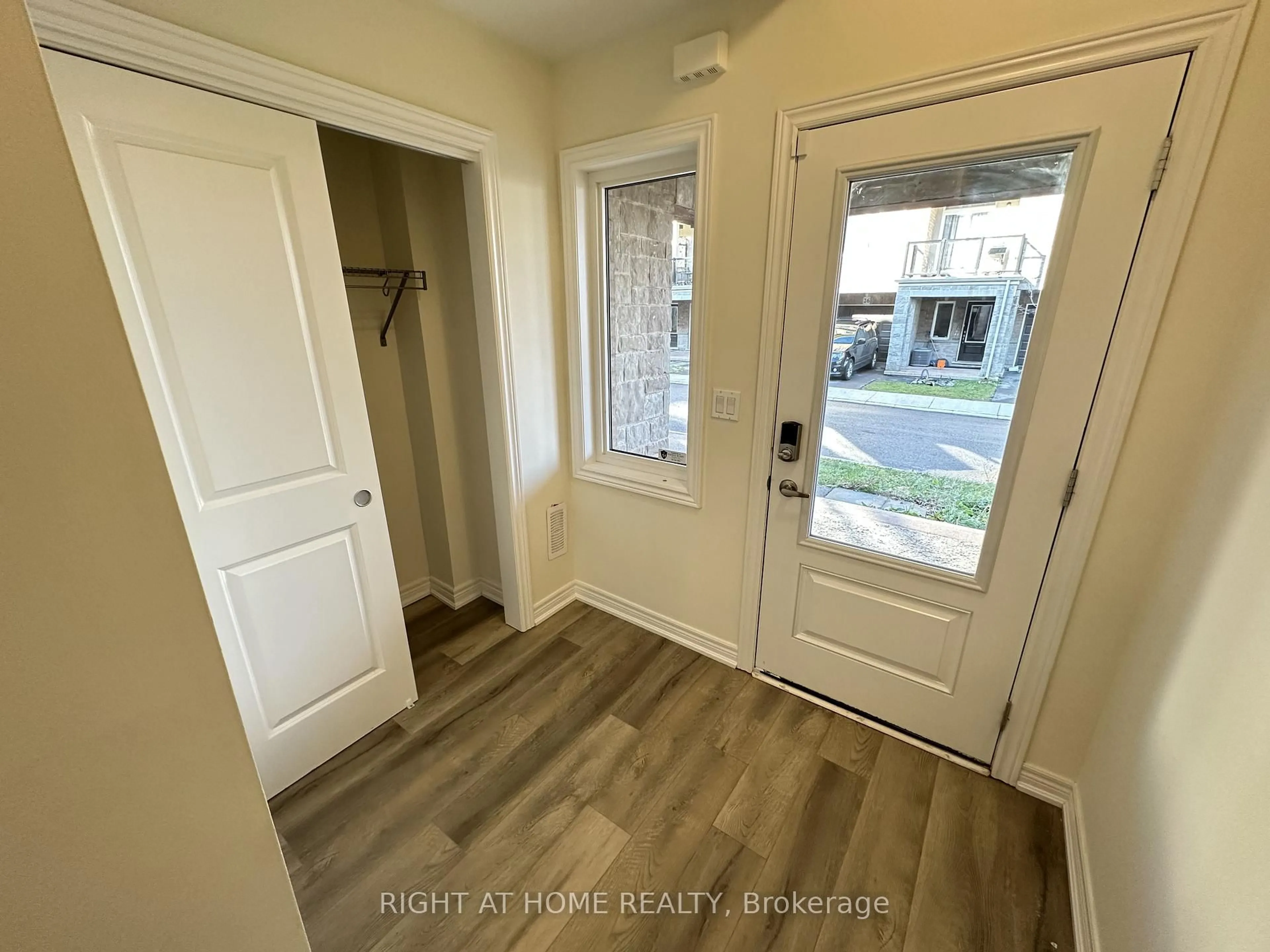 Indoor entryway for 40 Zinfandel Dr #22, Hamilton Ontario L8E 0L1