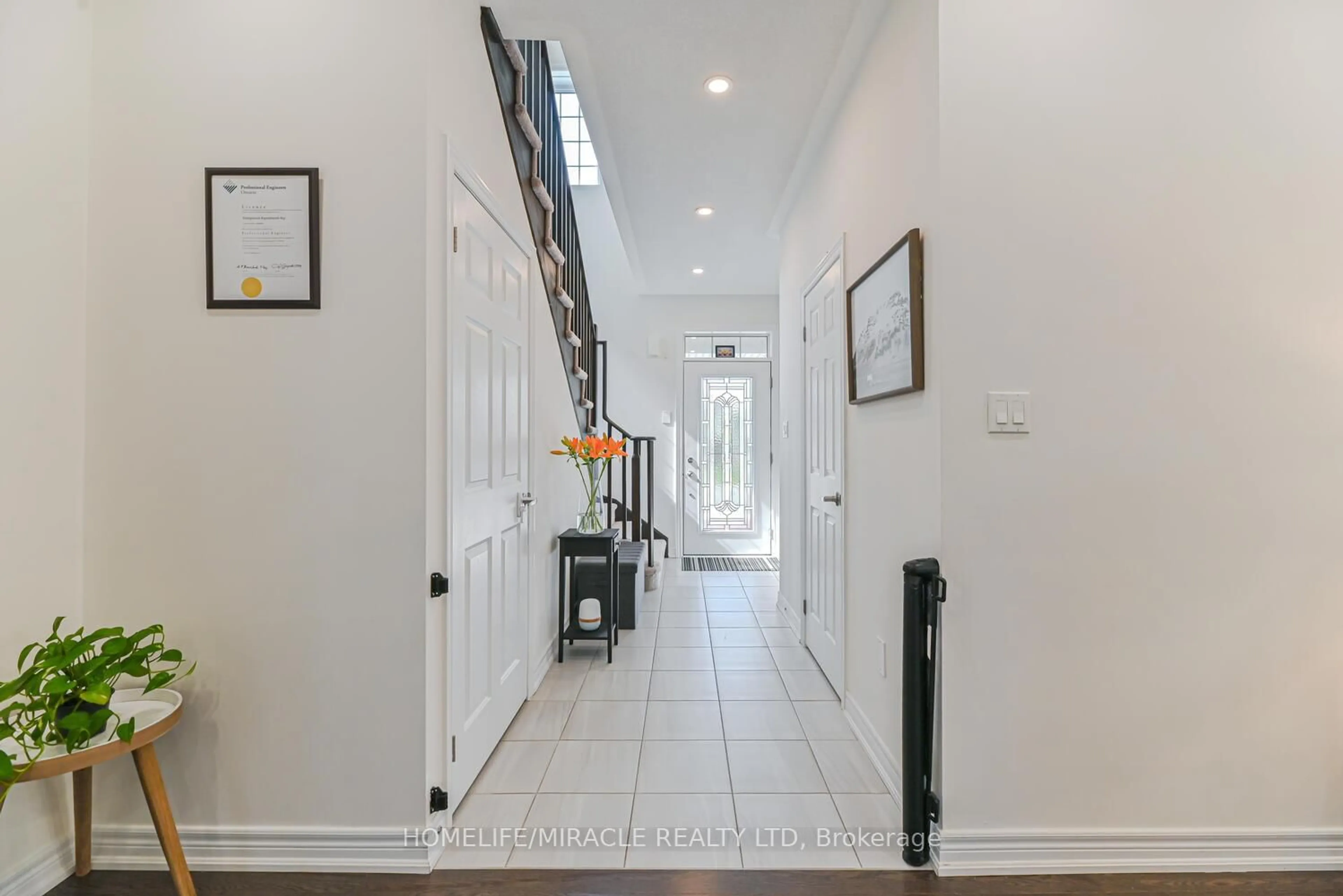 Indoor entryway for 443 Henderson Way, Shelburne Ontario L9V 3X3