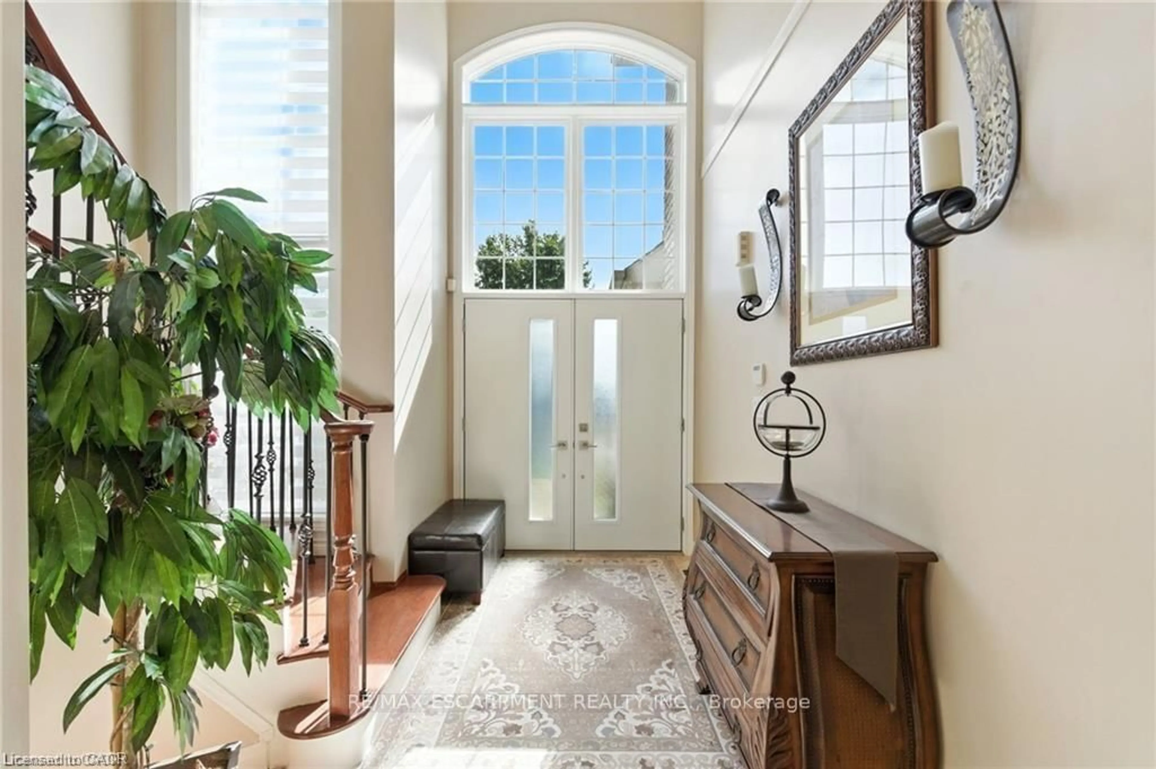 Indoor entryway for 11 Silverspring Cres, Hamilton Ontario L0R 1P0