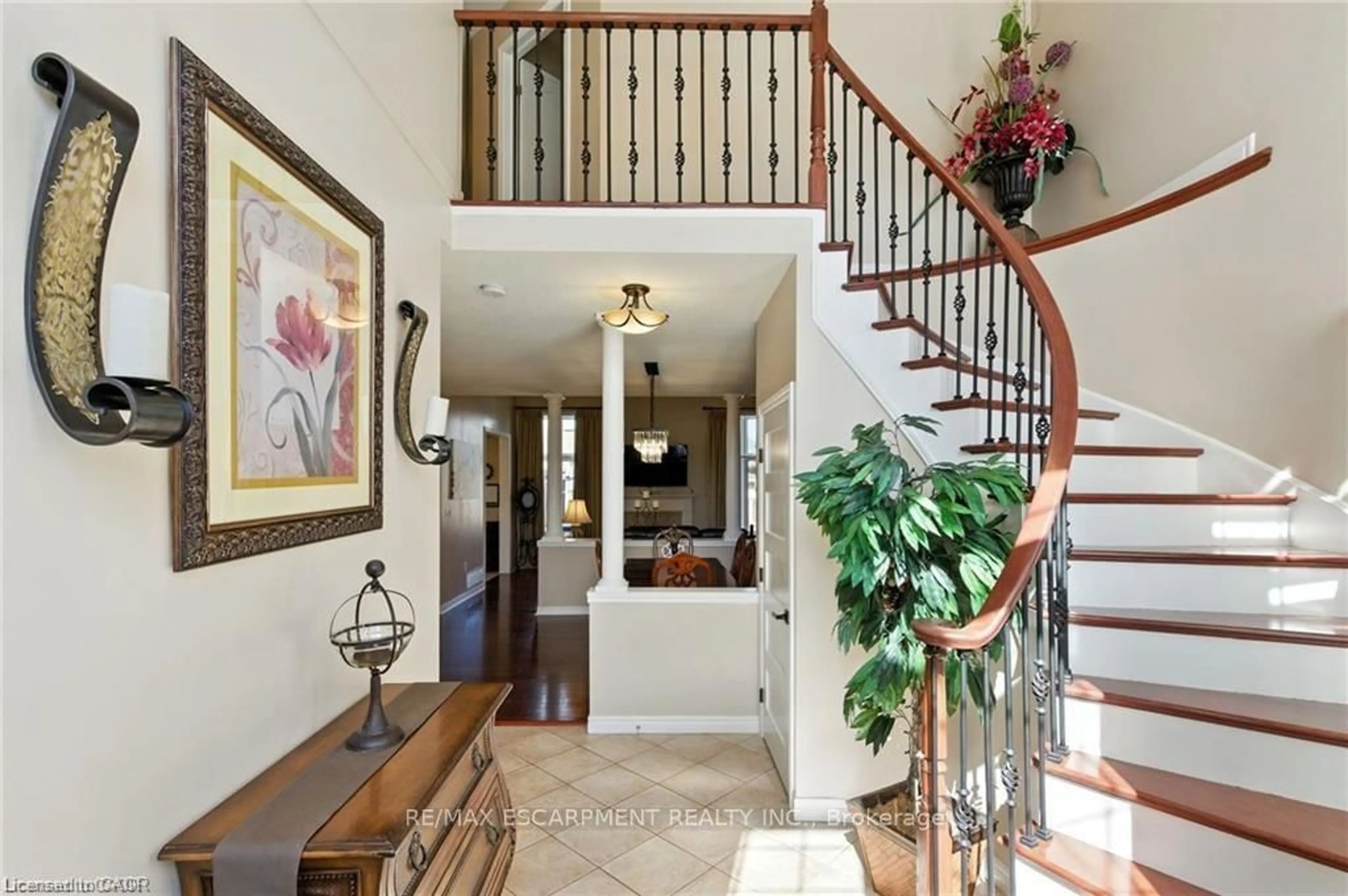 Indoor entryway for 11 Silverspring Cres, Hamilton Ontario L0R 1P0