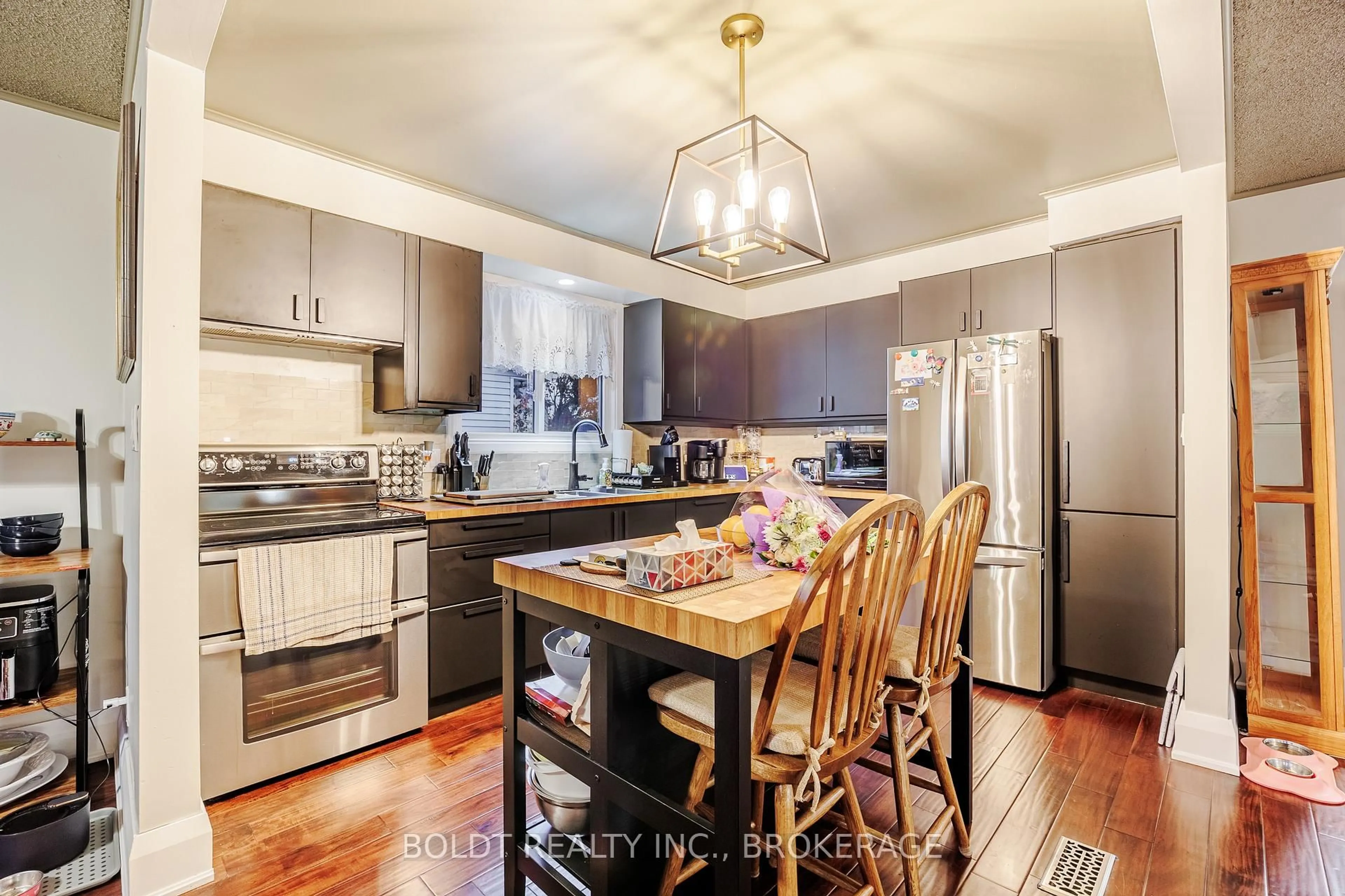 Open concept kitchen, unknown for 9 Brittany Crt, St. Catharines Ontario L2S 3C3