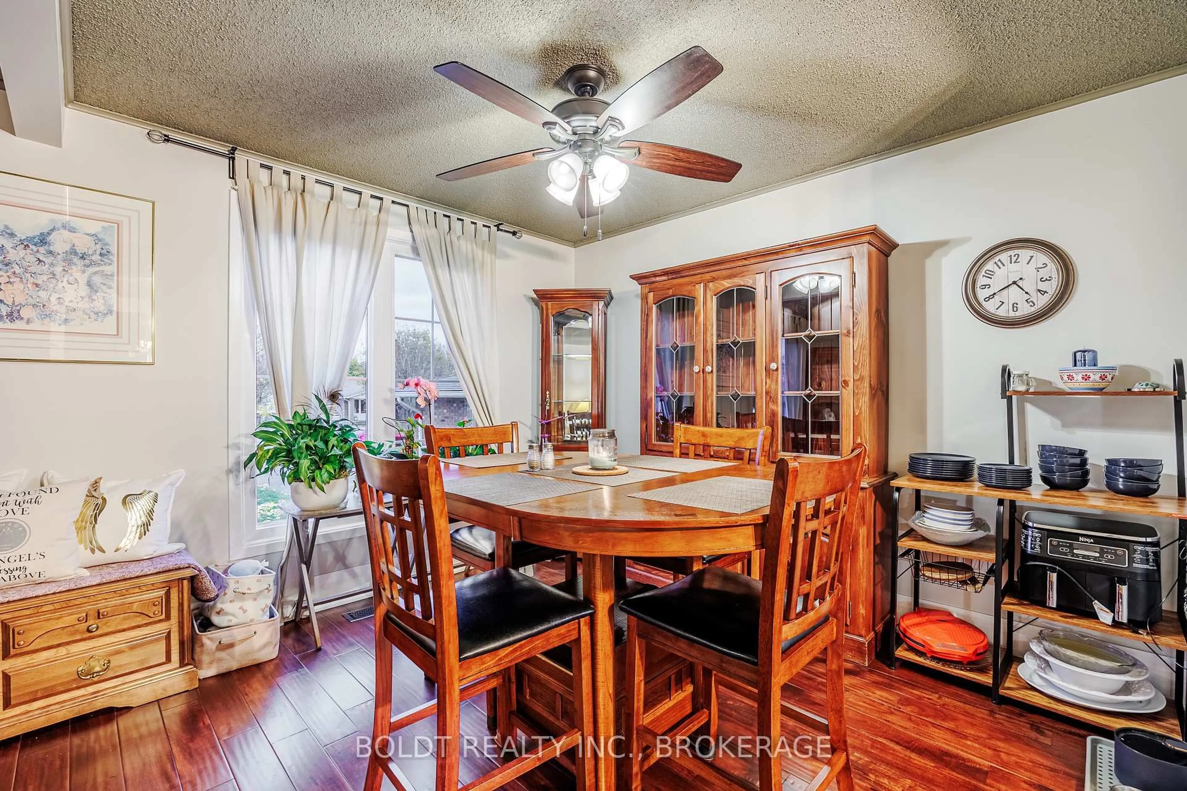 Dining room, wood/laminate floor for 9 Brittany Crt, St. Catharines Ontario L2S 3C3
