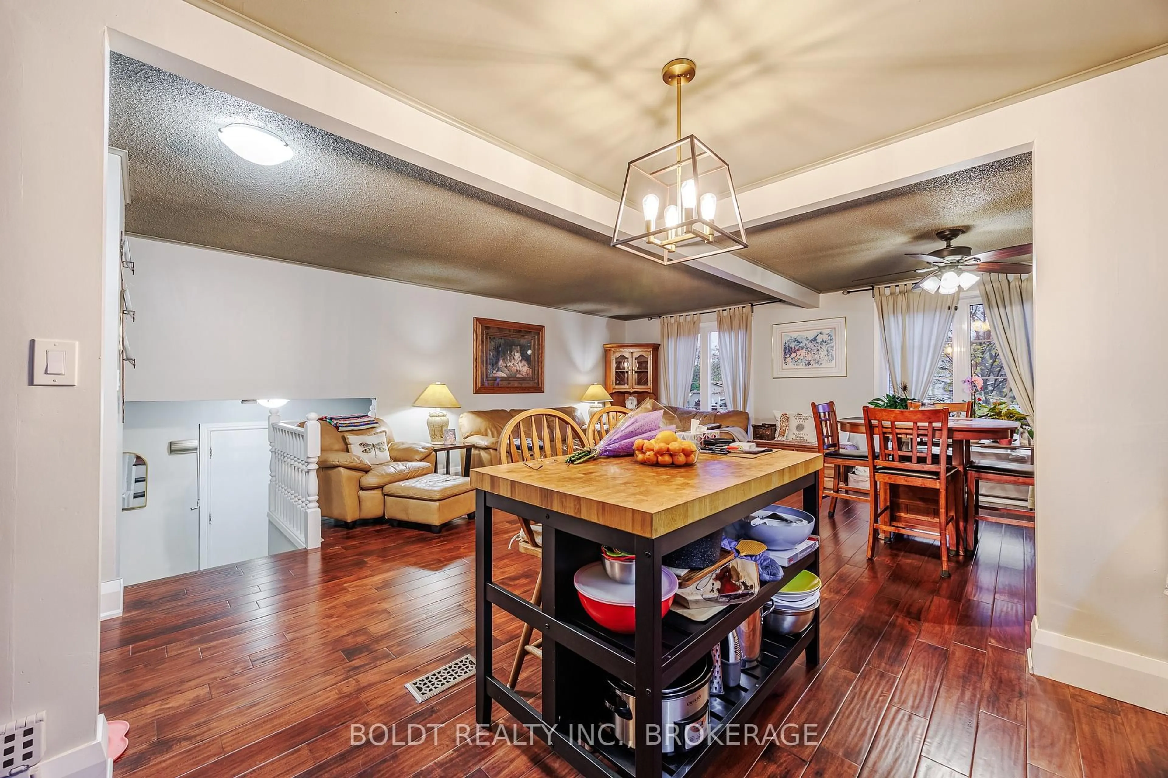 Dining room, unknown for 9 Brittany Crt, St. Catharines Ontario L2S 3C3