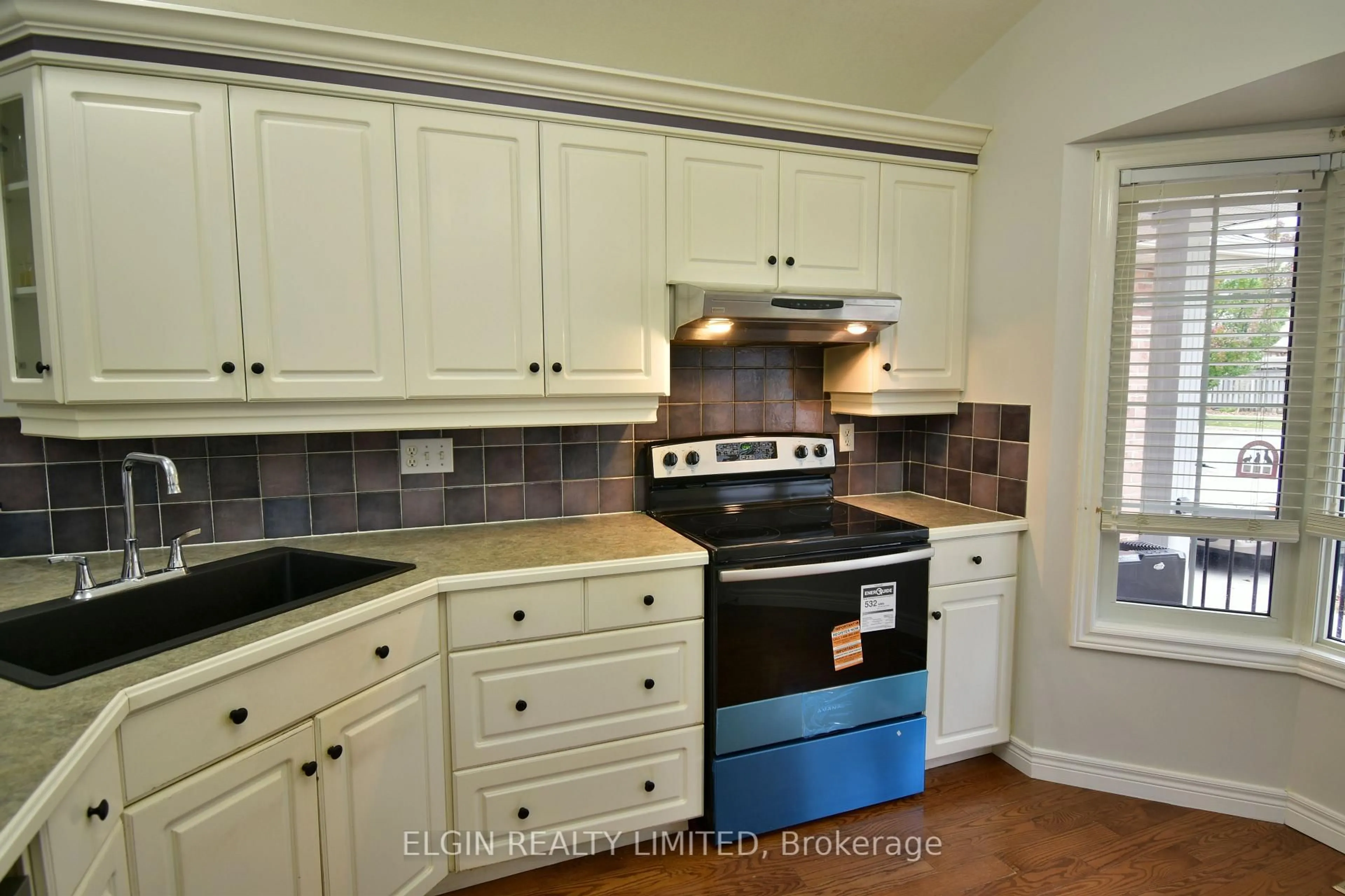 Standard kitchen, ceramic/tile floor for 578 Wellington St, St. Thomas Ontario N5R 6E1