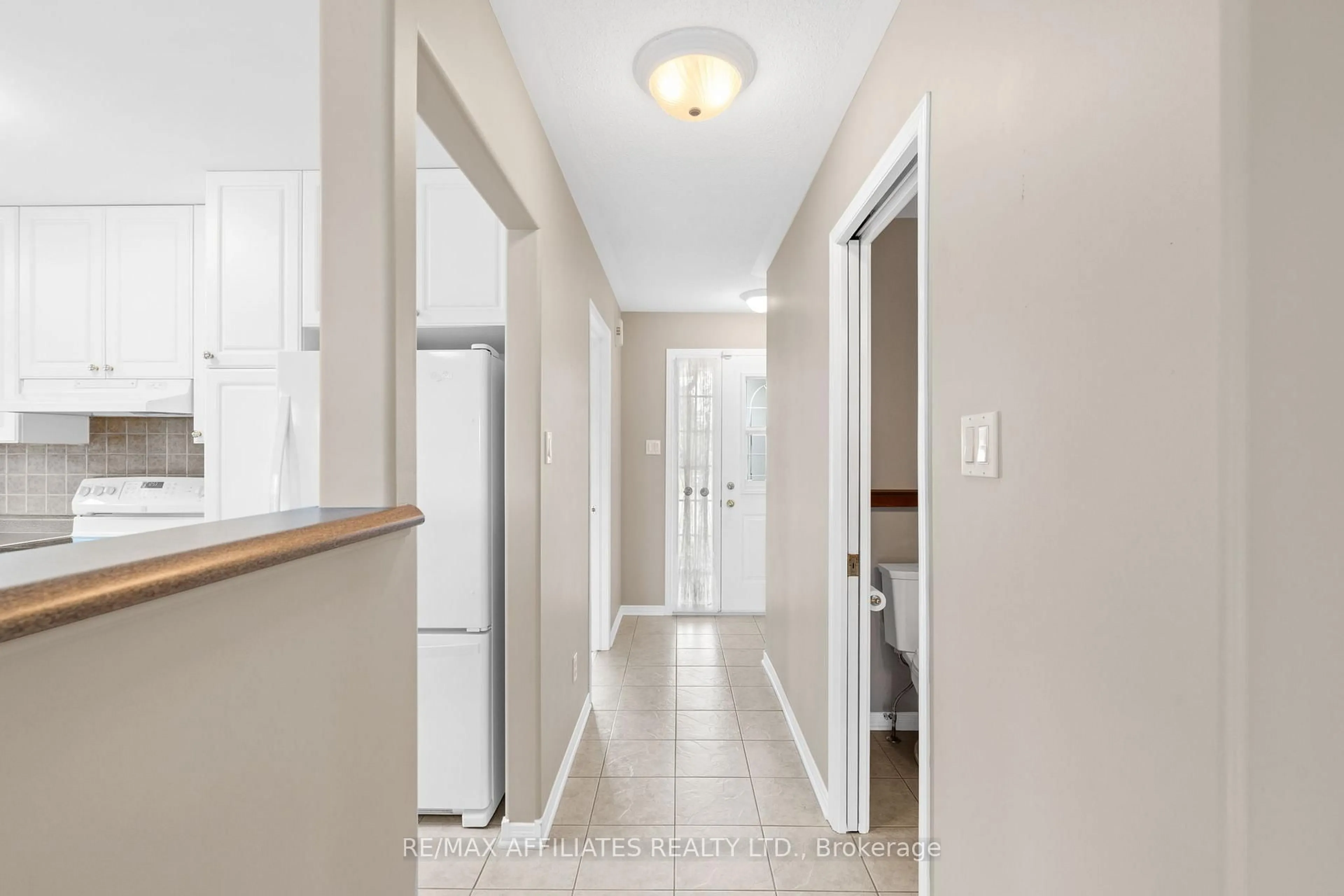 Indoor entryway for 54 Dr Gordon Cres, North Grenville Ontario K0G 1J0