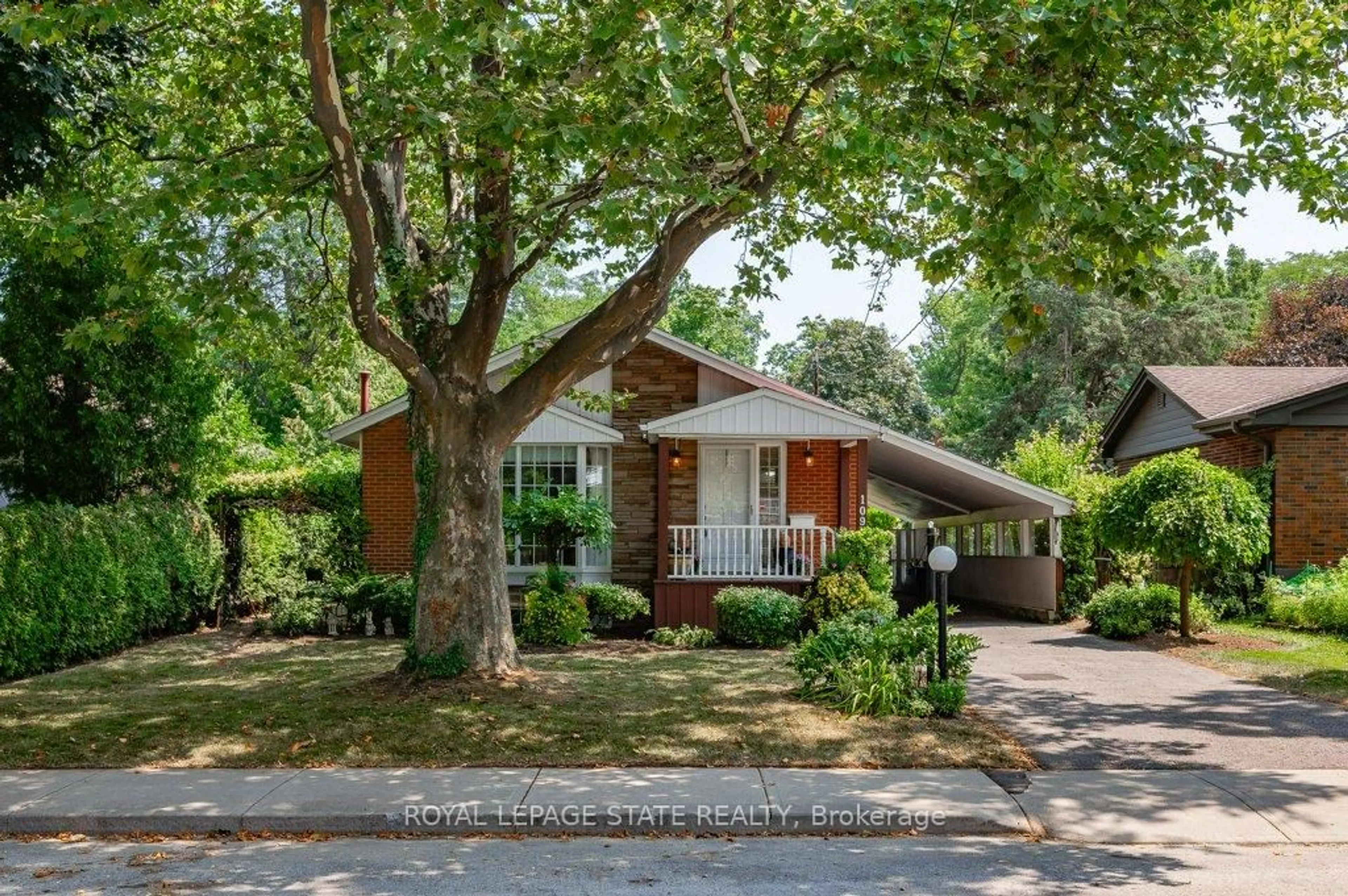 Home with brick exterior material, street for 109 West 31st St, Hamilton Ontario L9C 5E8