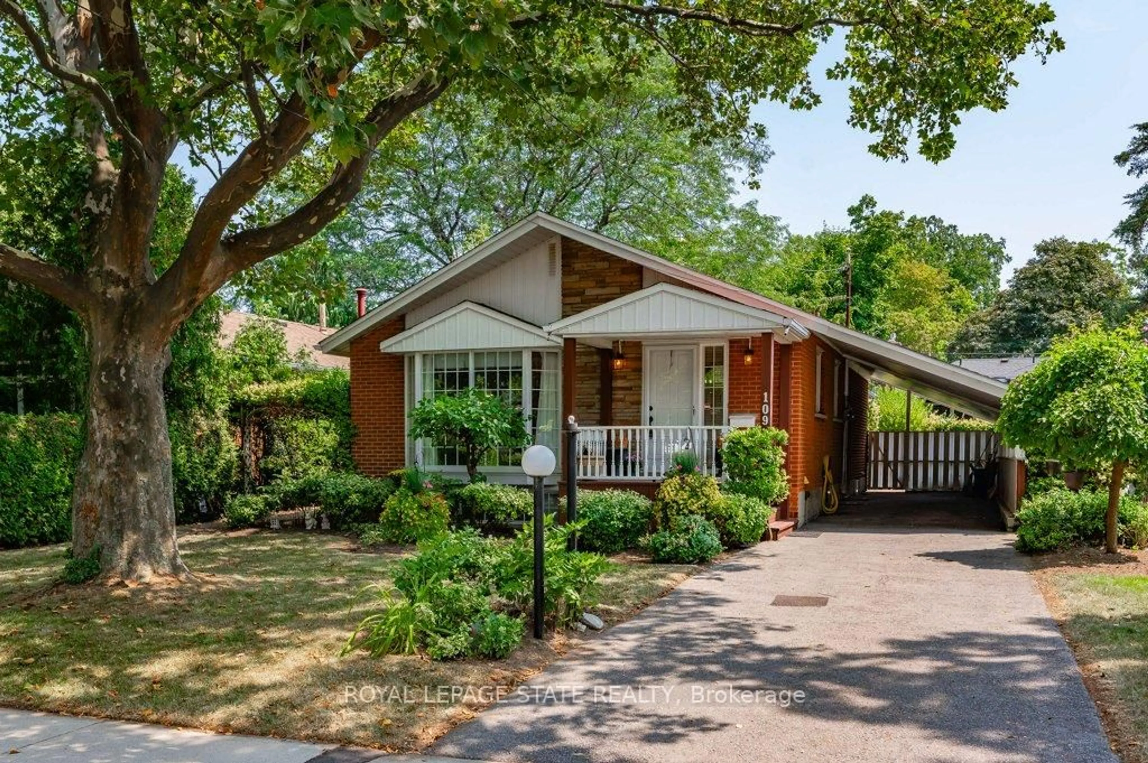 Home with brick exterior material, street for 109 West 31st St, Hamilton Ontario L9C 5E8