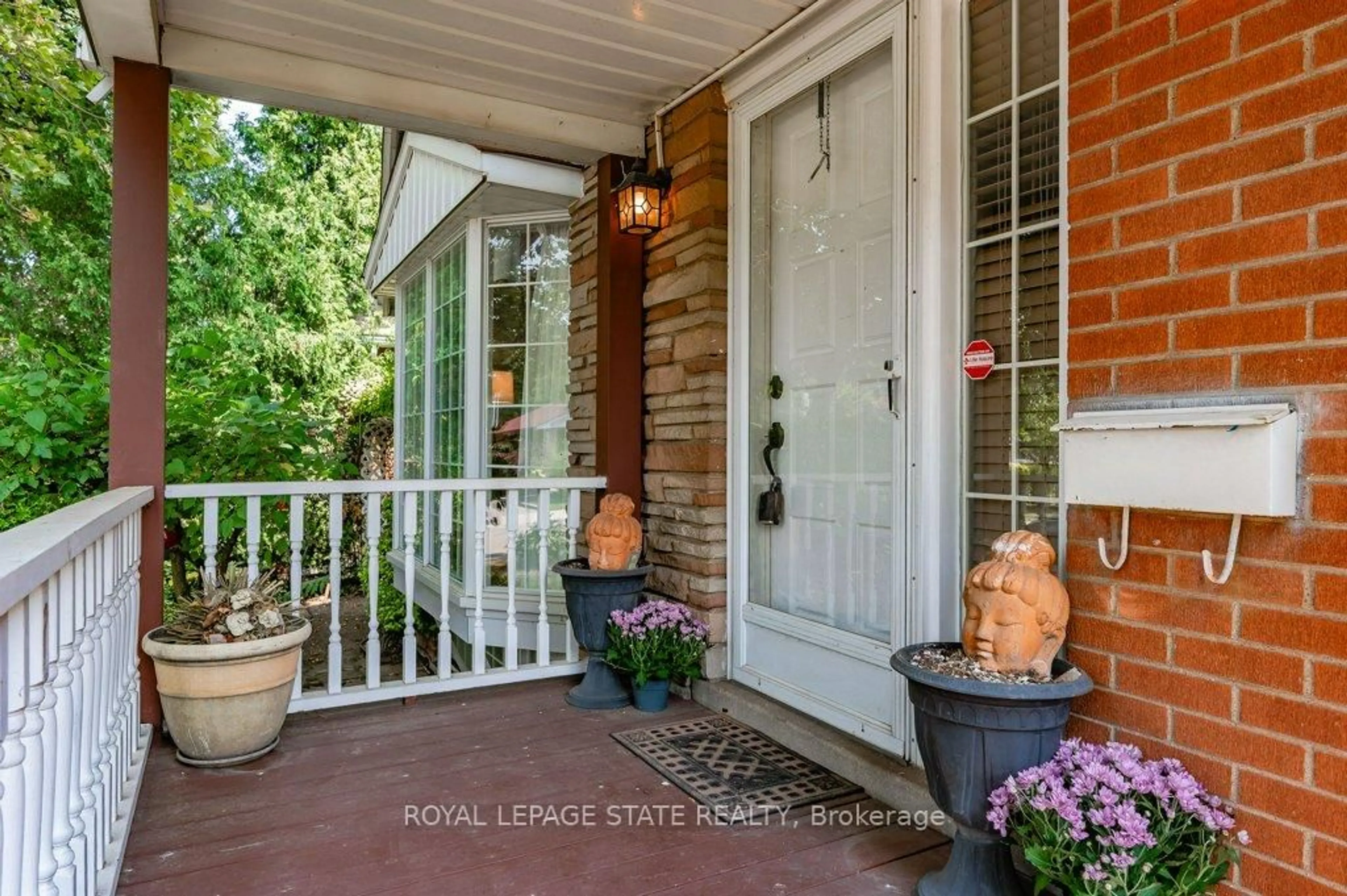 Indoor entryway for 109 West 31st St, Hamilton Ontario L9C 5E8