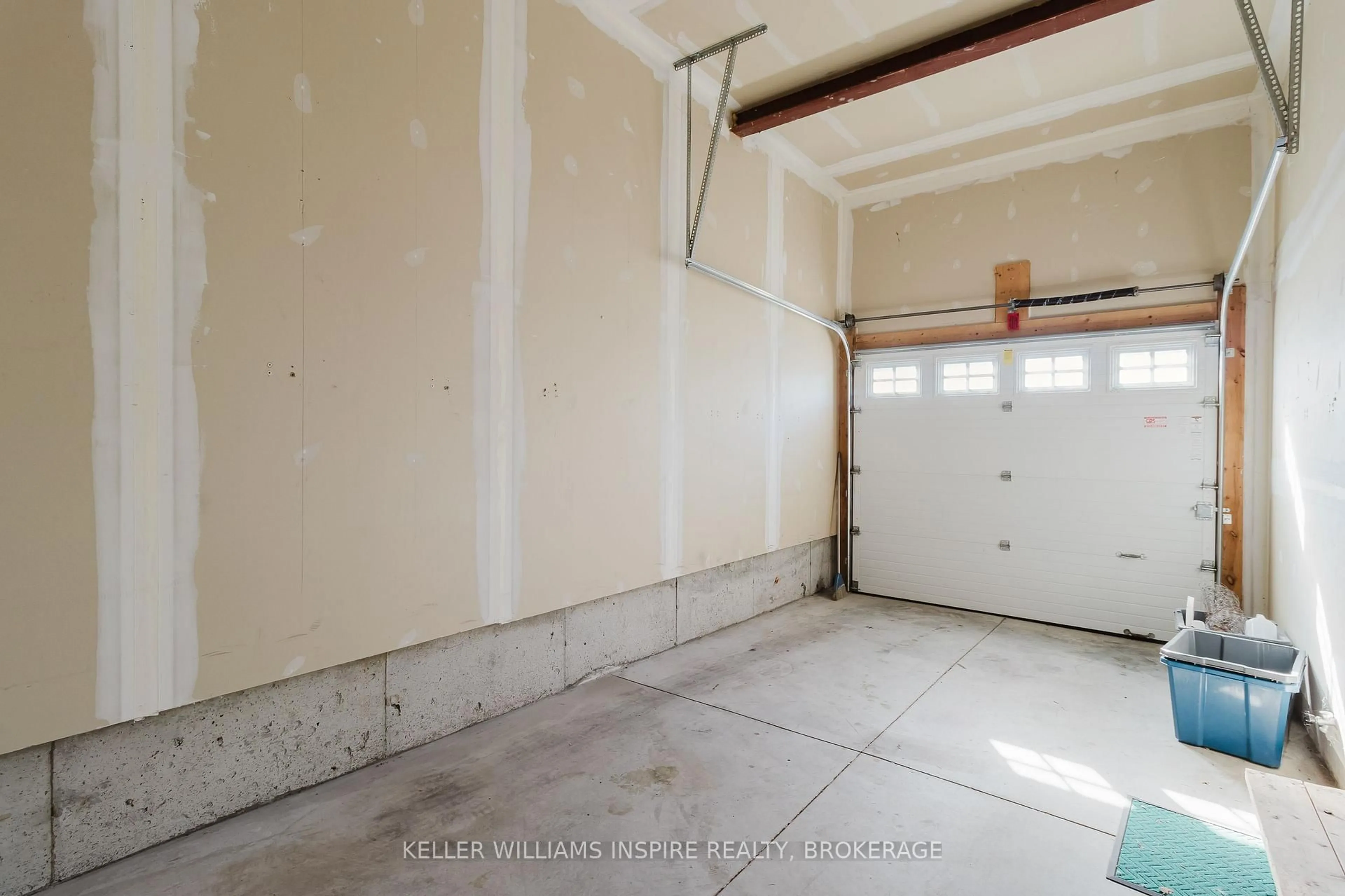 Indoor garage for 131 Simurda Crt, Loyalist Ontario K7M 1Y7