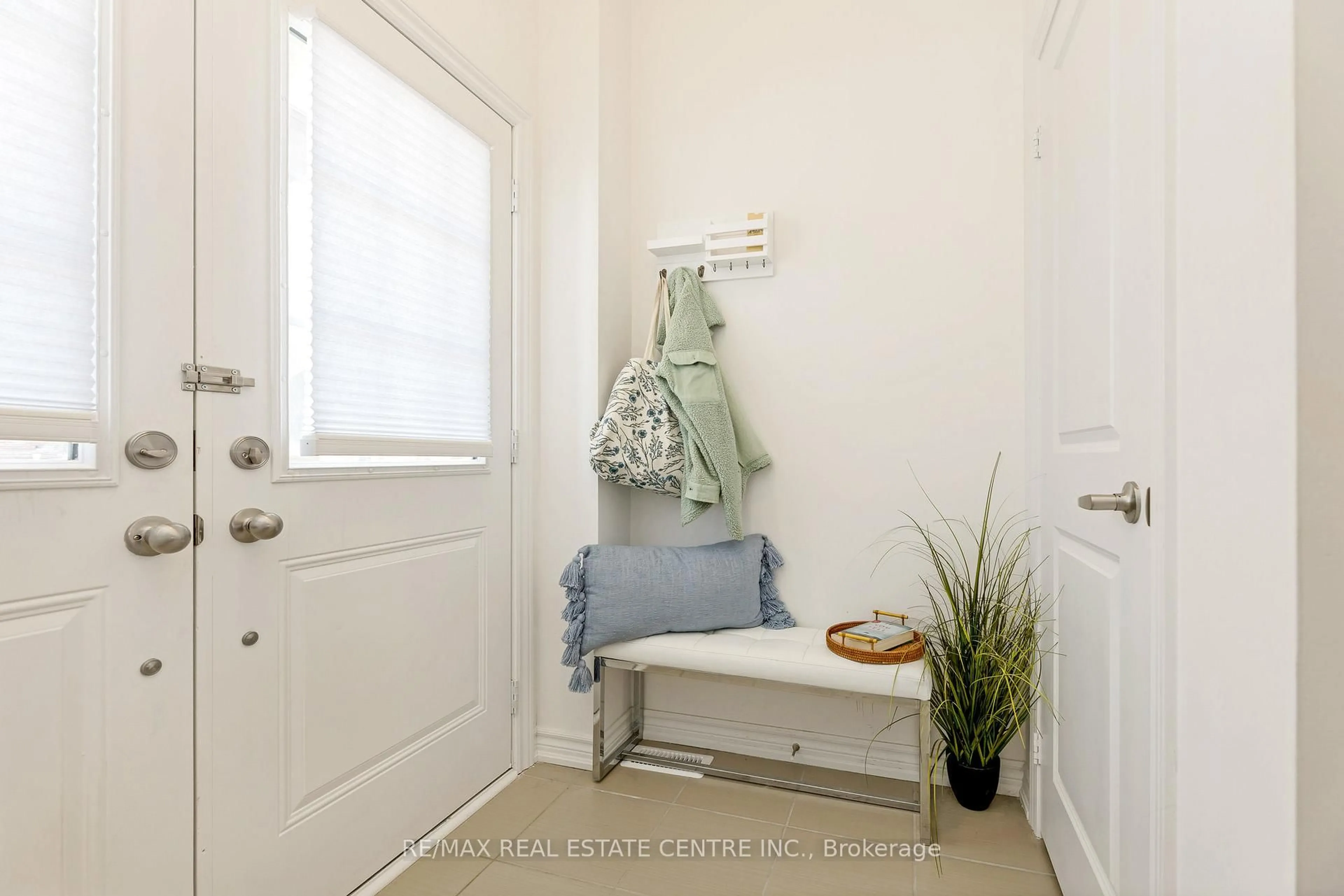 Indoor entryway for 322 Russell St, Southgate Ontario N0C 1B0