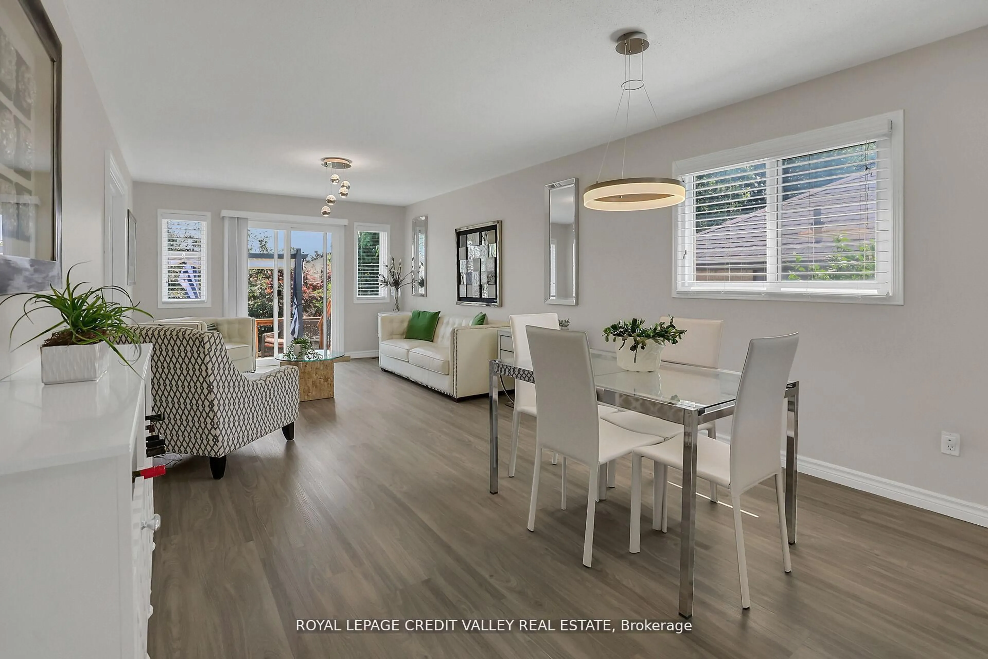 Open concept kitchen, unknown for 11 Jefferson Crt, Welland Ontario L3C 7G5