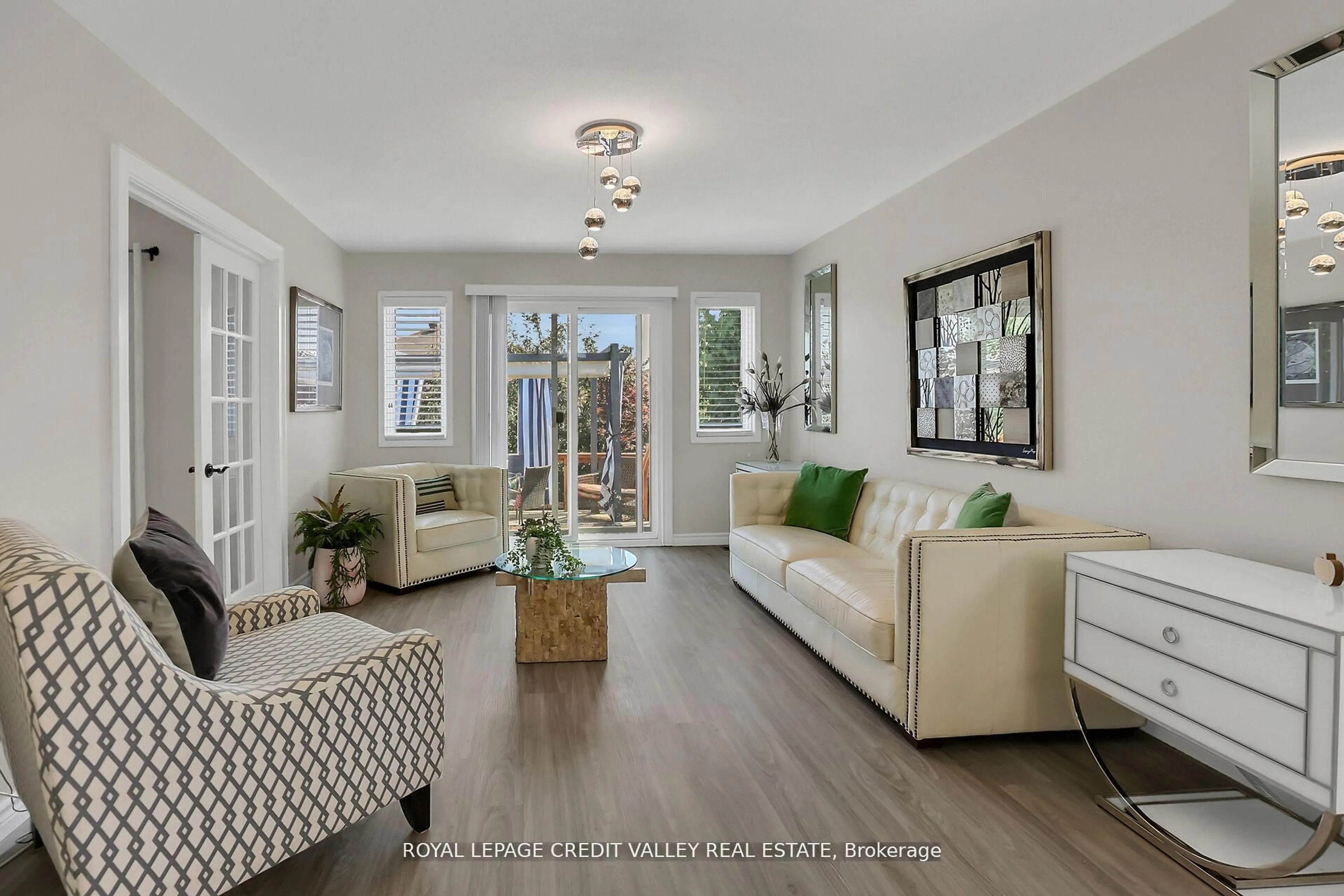 Living room with furniture, unknown for 11 Jefferson Crt, Welland Ontario L3C 7G5