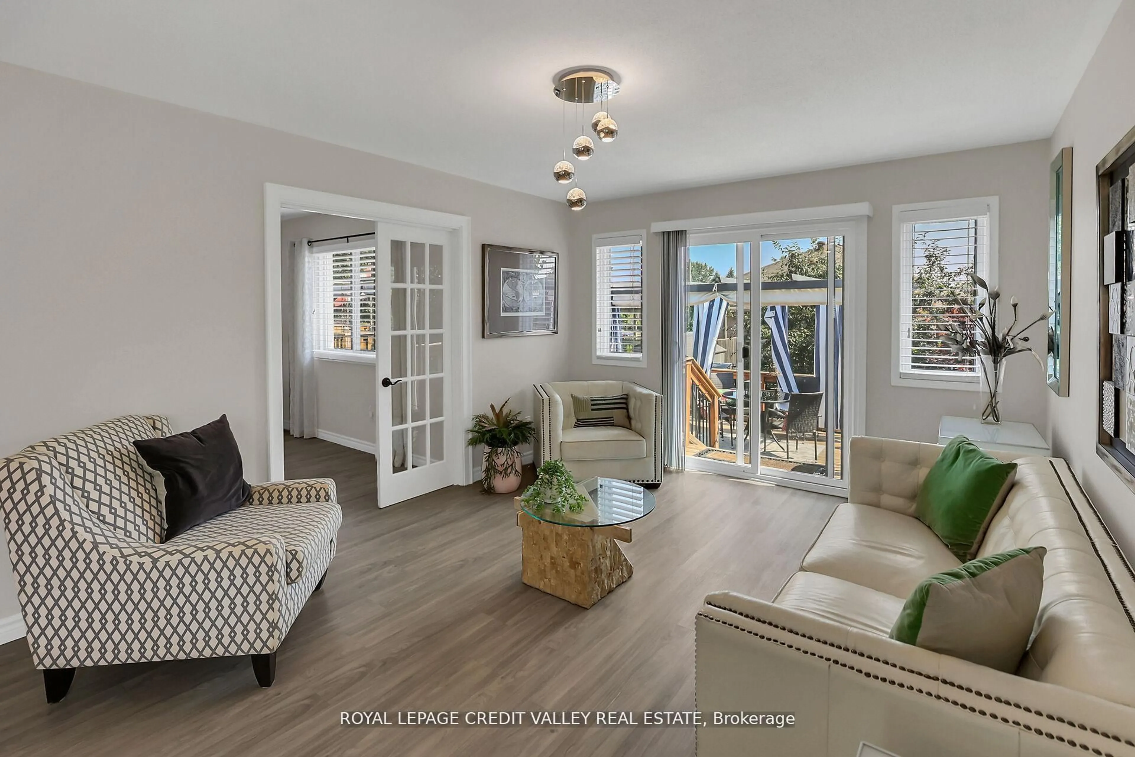 Living room with furniture, wood/laminate floor for 11 Jefferson Crt, Welland Ontario L3C 7G5