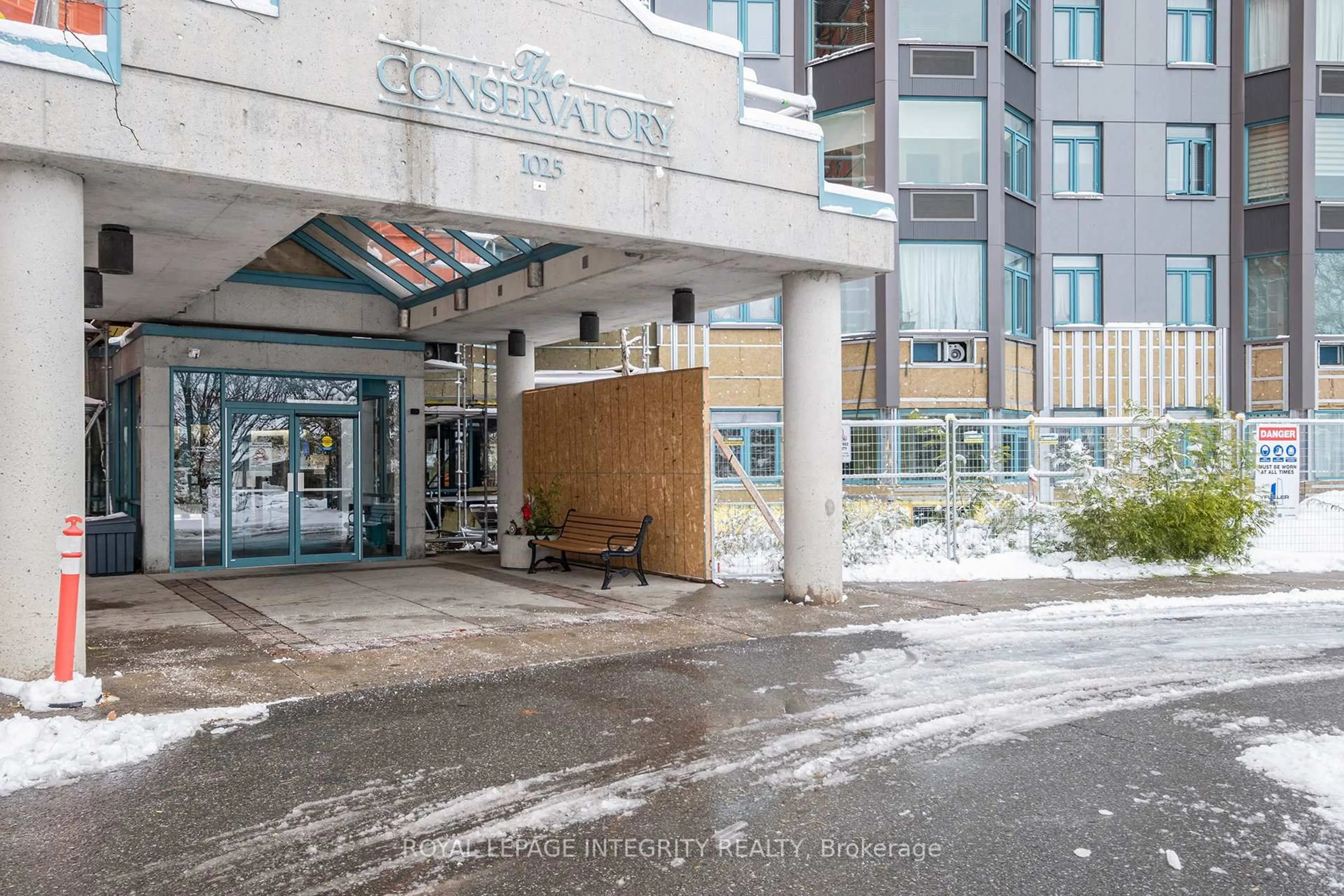 Indoor foyer for 1025 Grenon Ave #210, Ottawa Ontario K2B 8S5