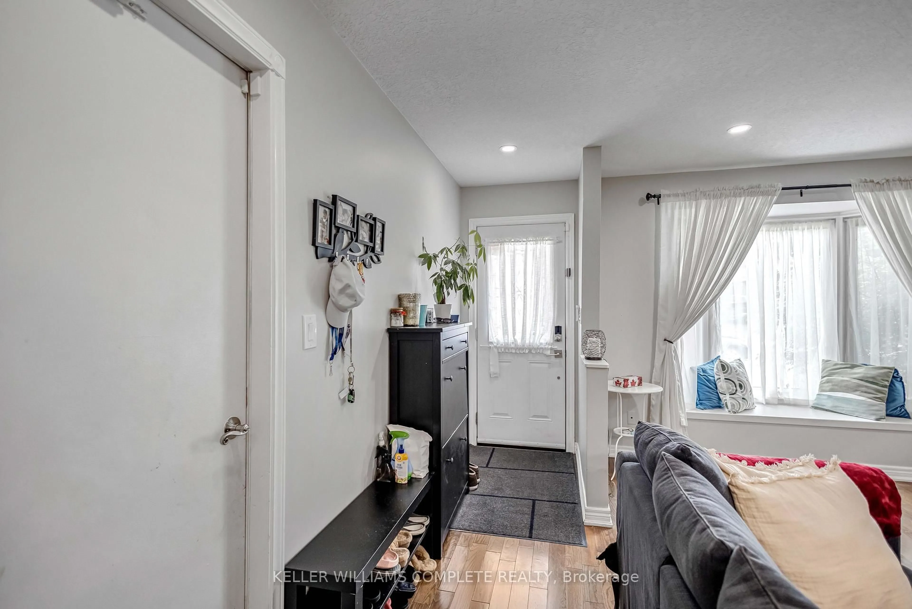 Indoor entryway for 18 Rosewell St, Hamilton Ontario L8W 2L1