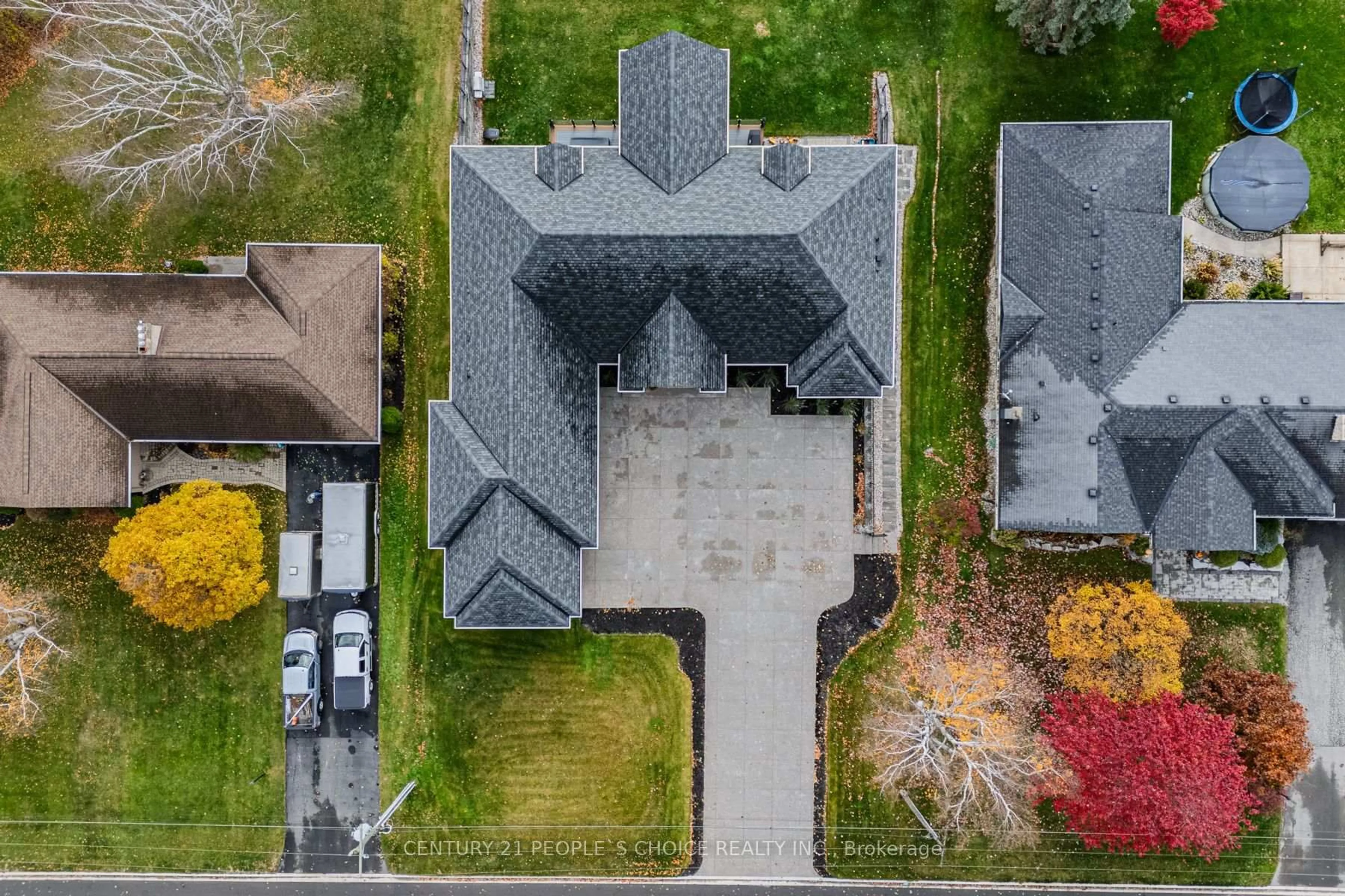 A pic from outside/outdoor area/front of a property/back of a property/a pic from drone, street for 32 Sunninghill Dr, Norfolk Ontario N0A 1N6