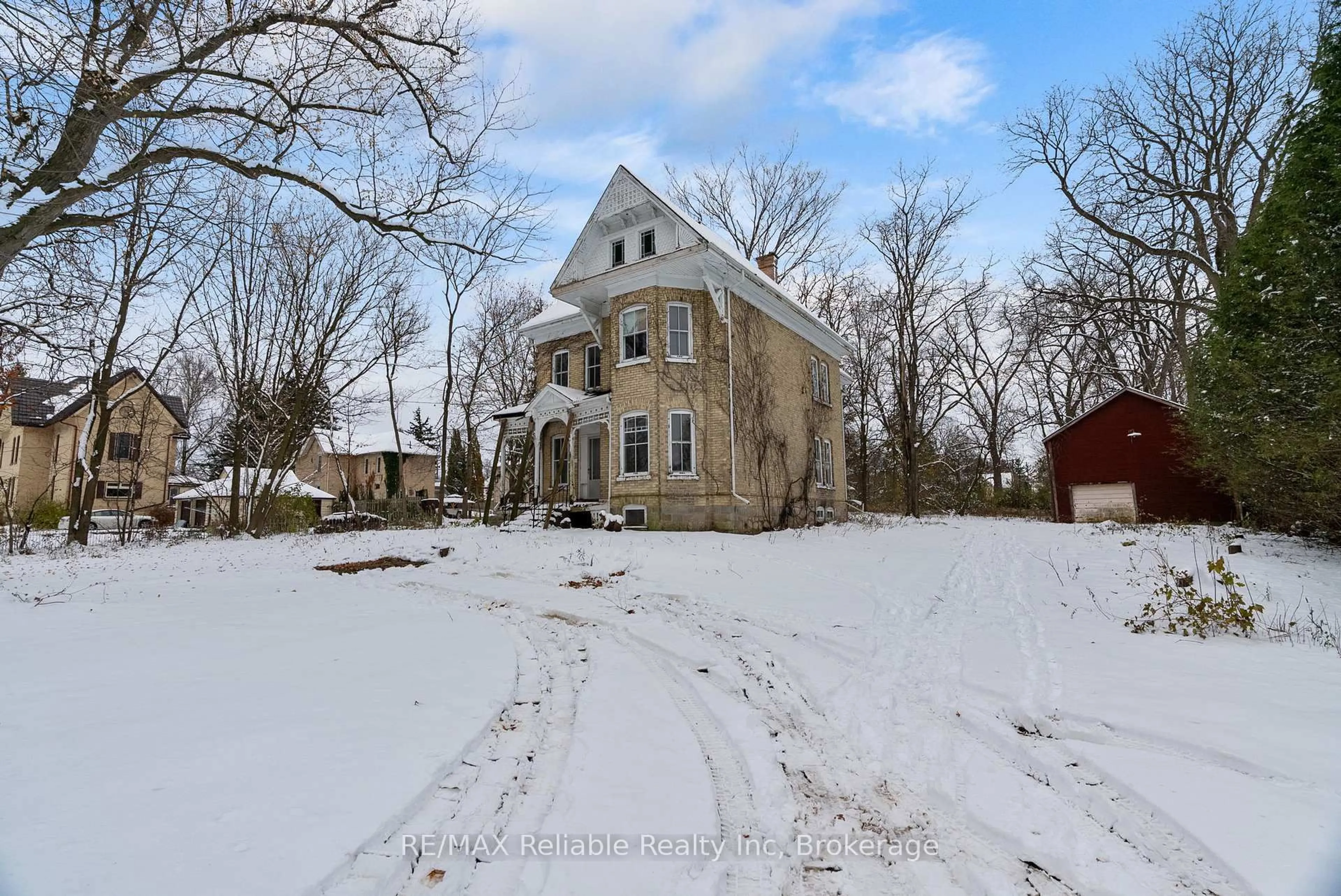 A pic from outside/outdoor area/front of a property/back of a property/a pic from drone, building for 101 Centre St, Huron East Ontario N0K 1W0