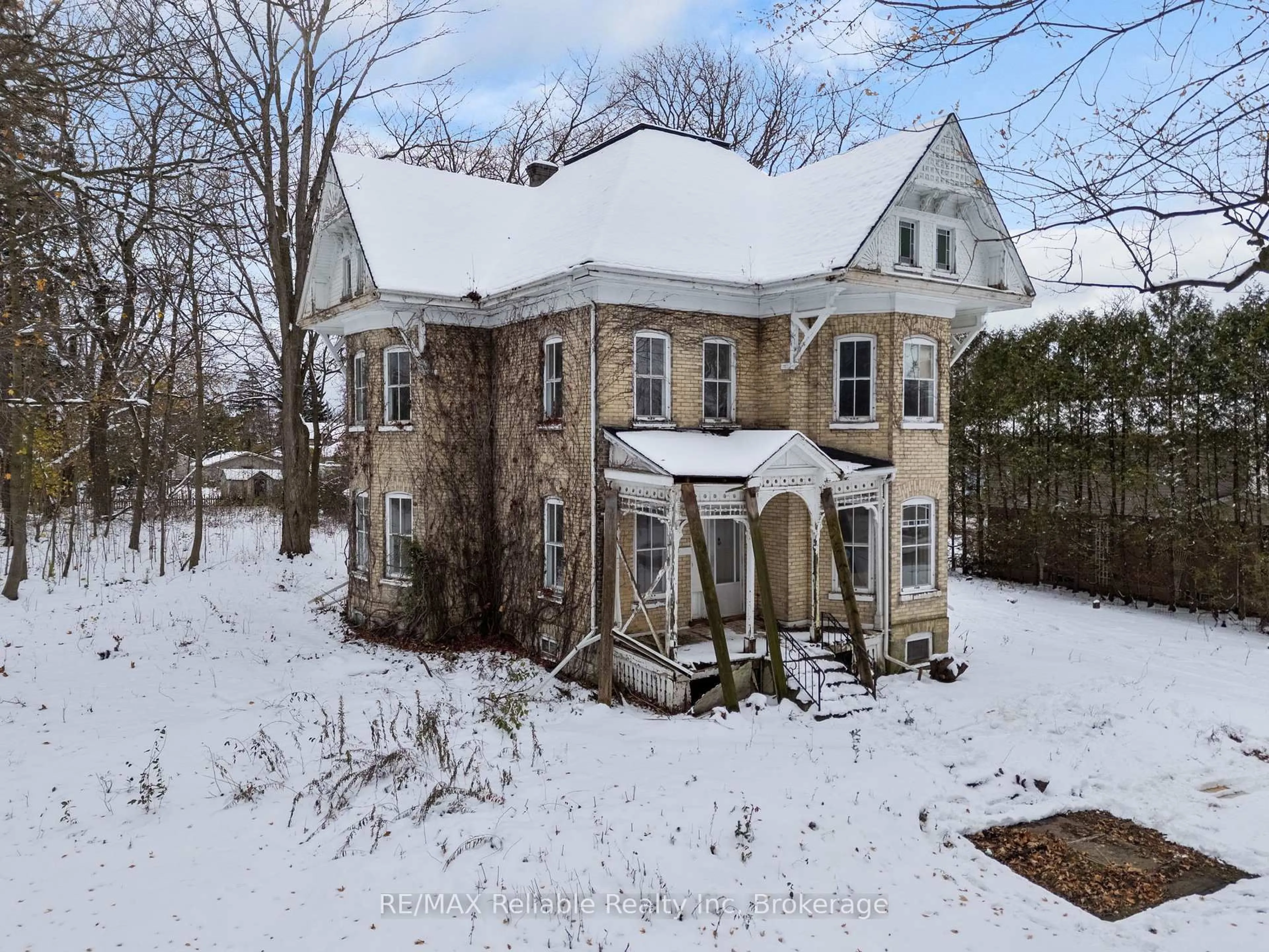 A pic from outside/outdoor area/front of a property/back of a property/a pic from drone, building for 101 Centre St, Huron East Ontario N0K 1W0