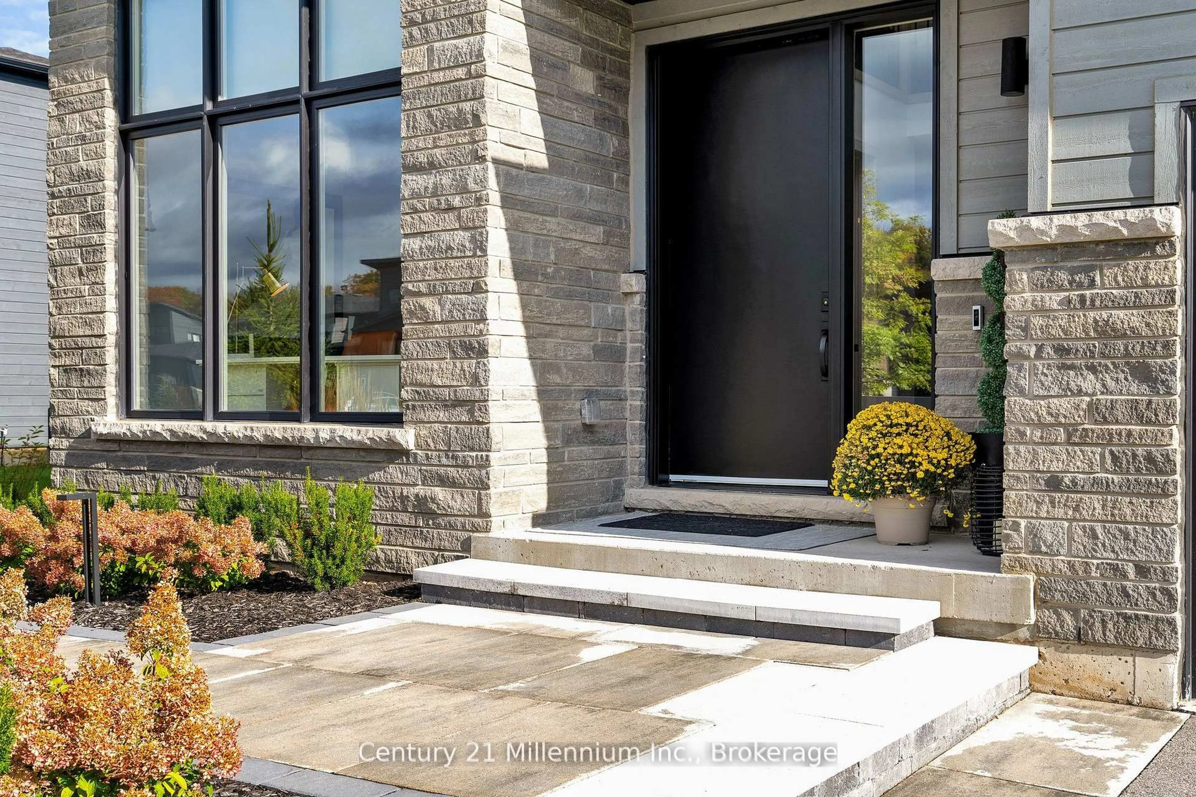 Indoor entryway for 117 Tekiah Rd, Blue Mountains Ontario N0H 1J0