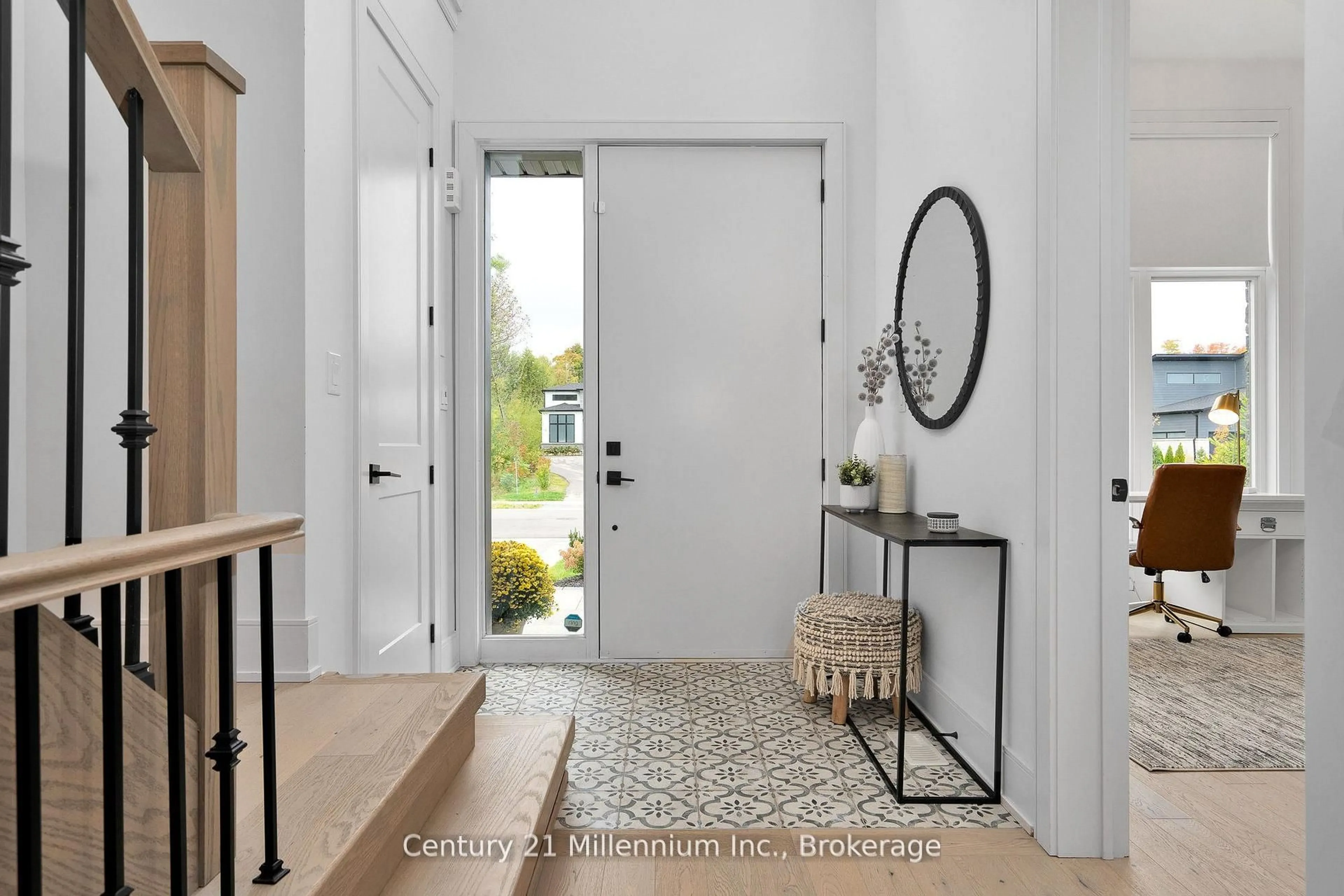 Indoor entryway for 117 Tekiah Rd, Blue Mountains Ontario N0H 1J0