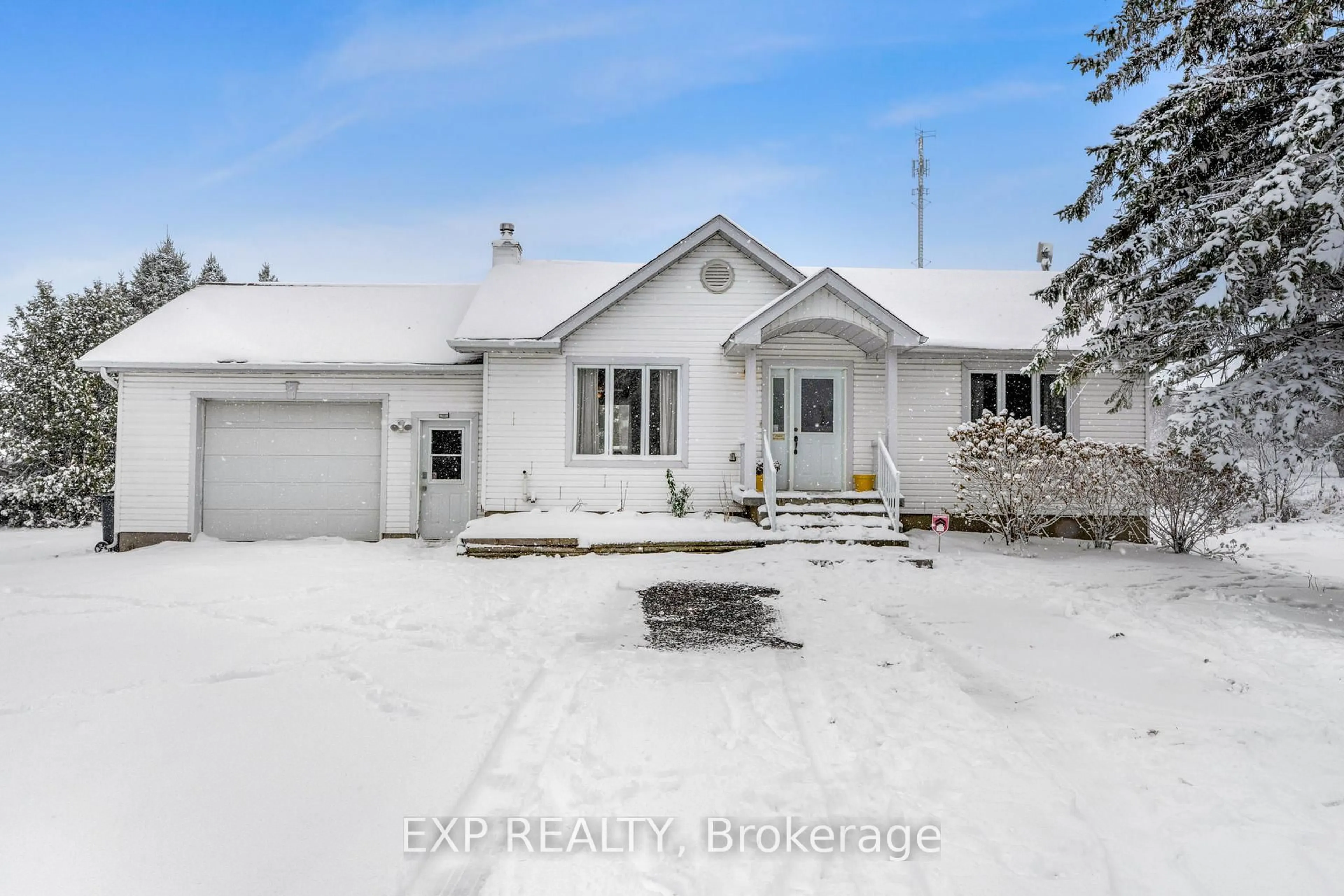 A pic from outside/outdoor area/front of a property/back of a property/a pic from drone, street for 2690 Pattee Rd, Champlain Ontario K6A 2R2