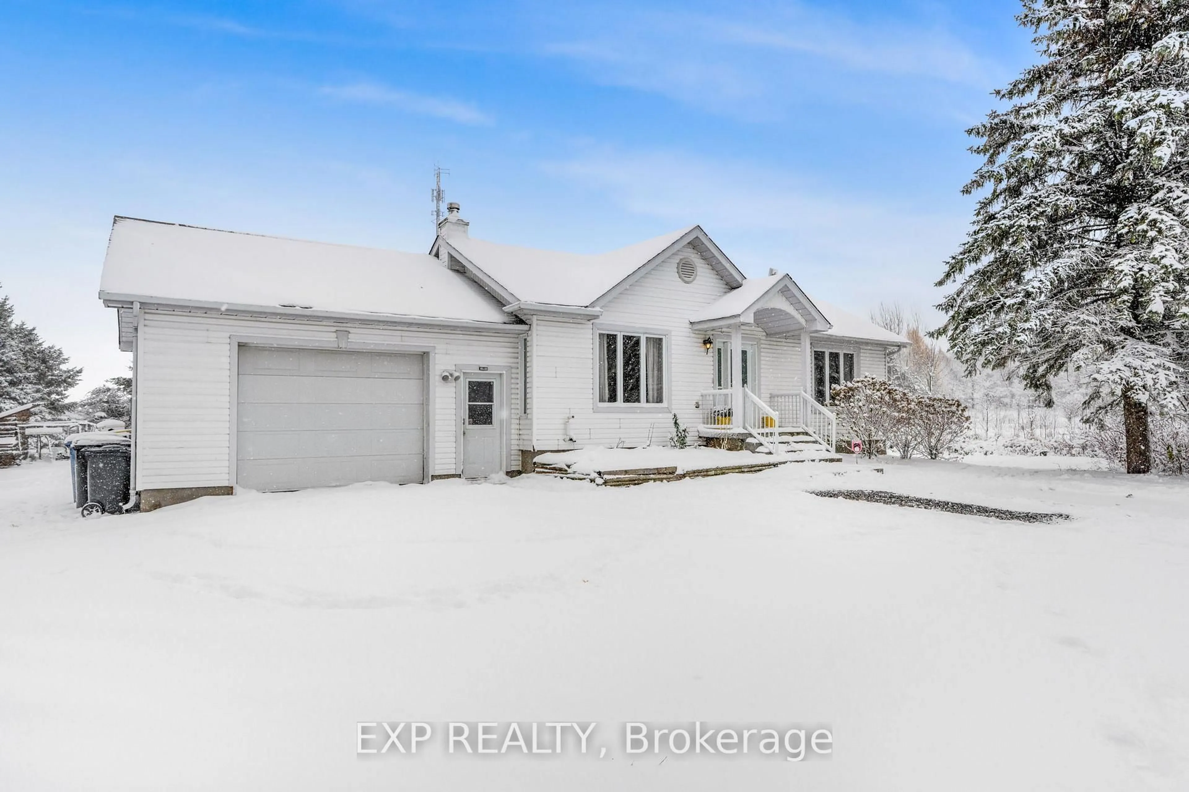 A pic from outside/outdoor area/front of a property/back of a property/a pic from drone, street for 2690 Pattee Rd, Champlain Ontario K6A 2R2