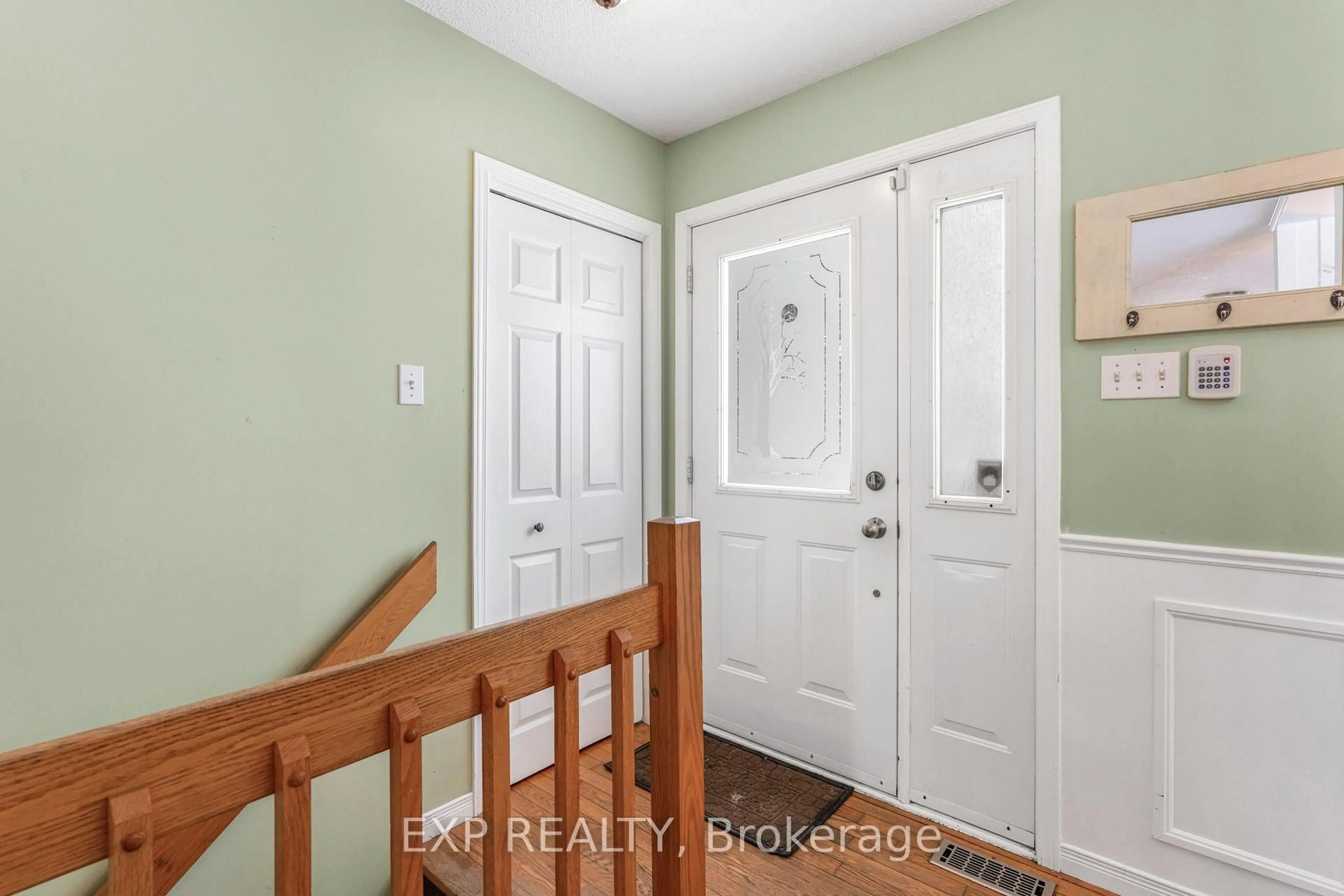 Indoor entryway for 2690 Pattee Rd, Champlain Ontario K6A 2R2