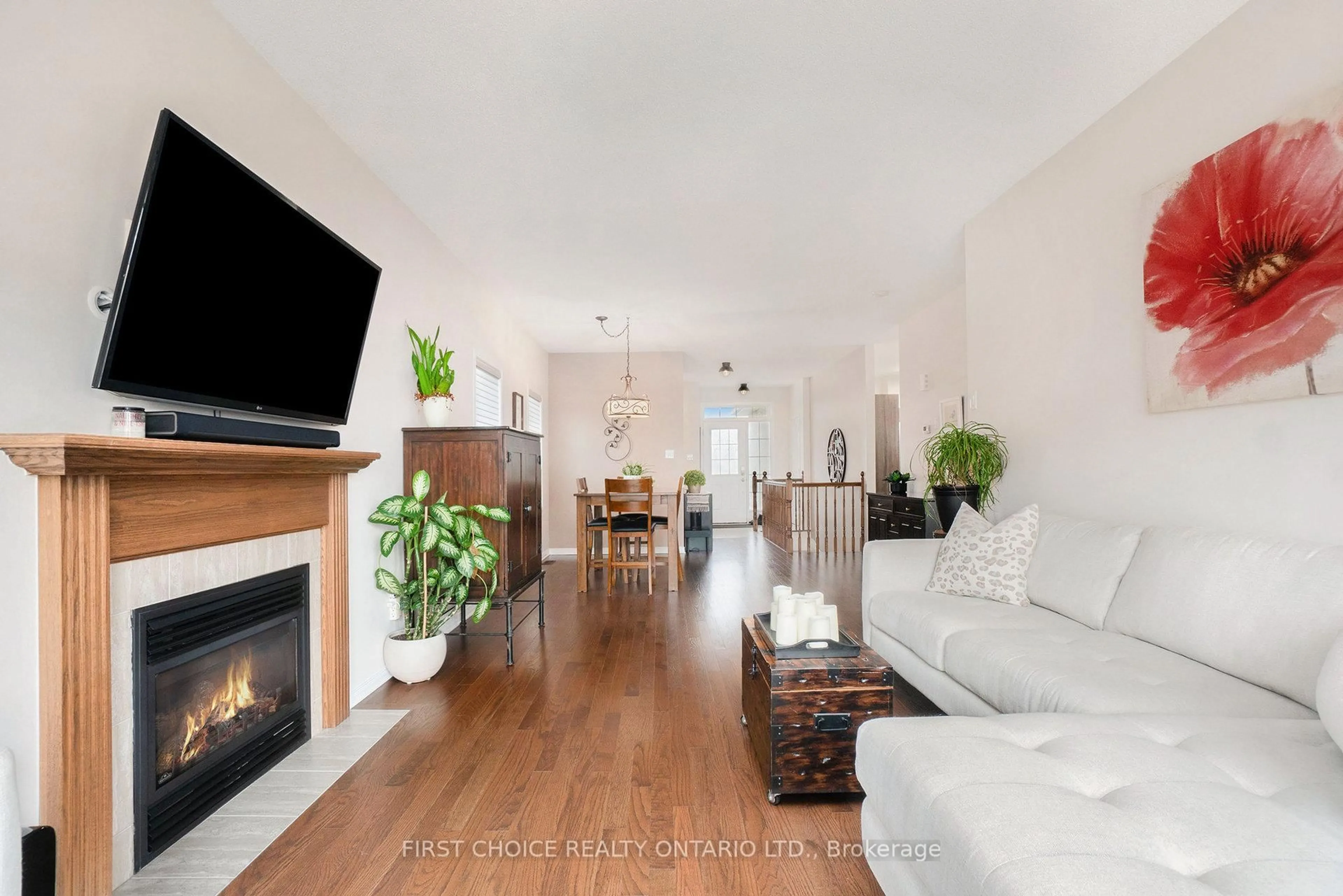 Living room with furniture, wood/laminate floor for 281 Mercury St, Clarence-Rockland Ontario K4K 0G6