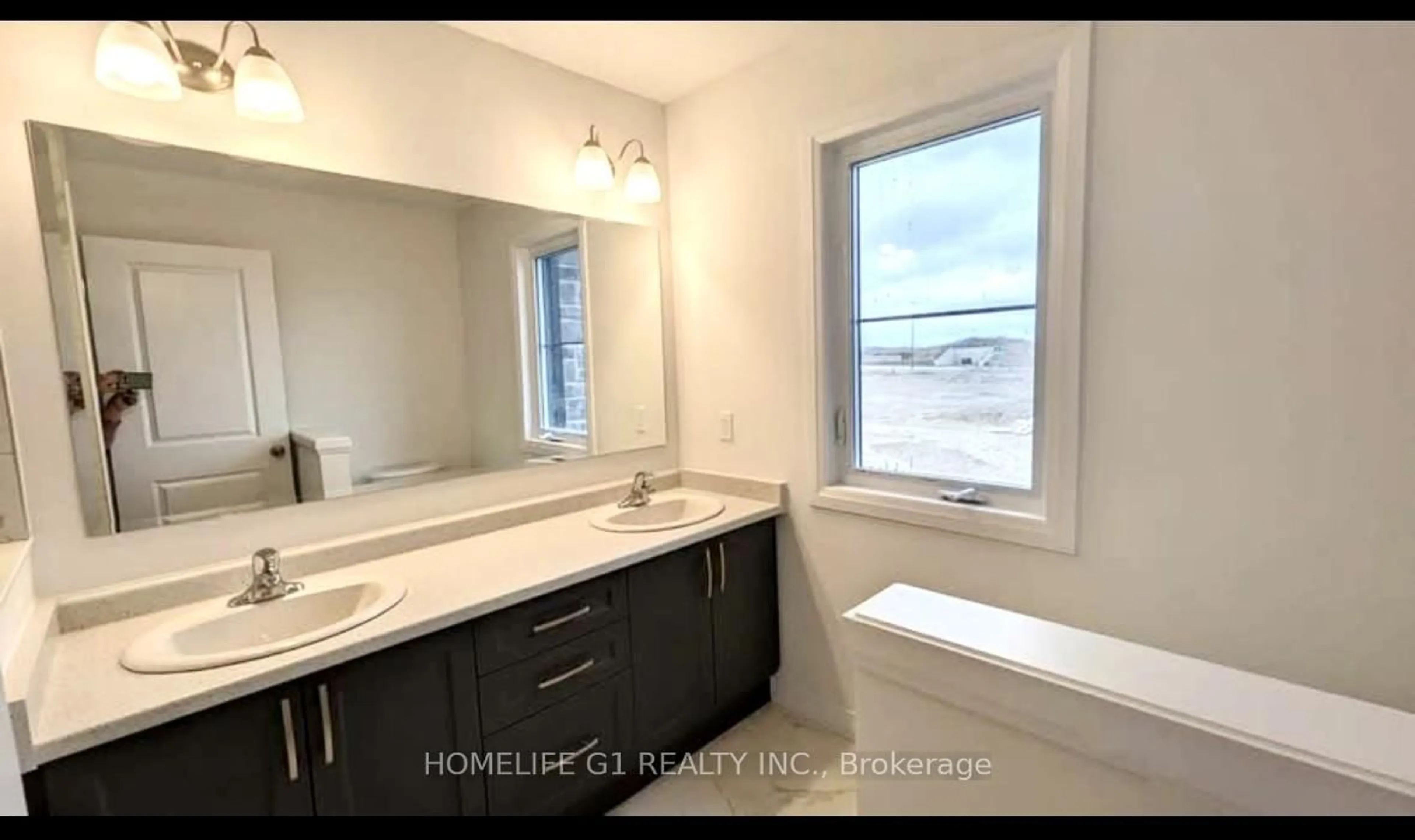 Contemporary bathroom, ceramic/tile floor for 40 Sandstone St, Cambridge Ontario N1S 0E5
