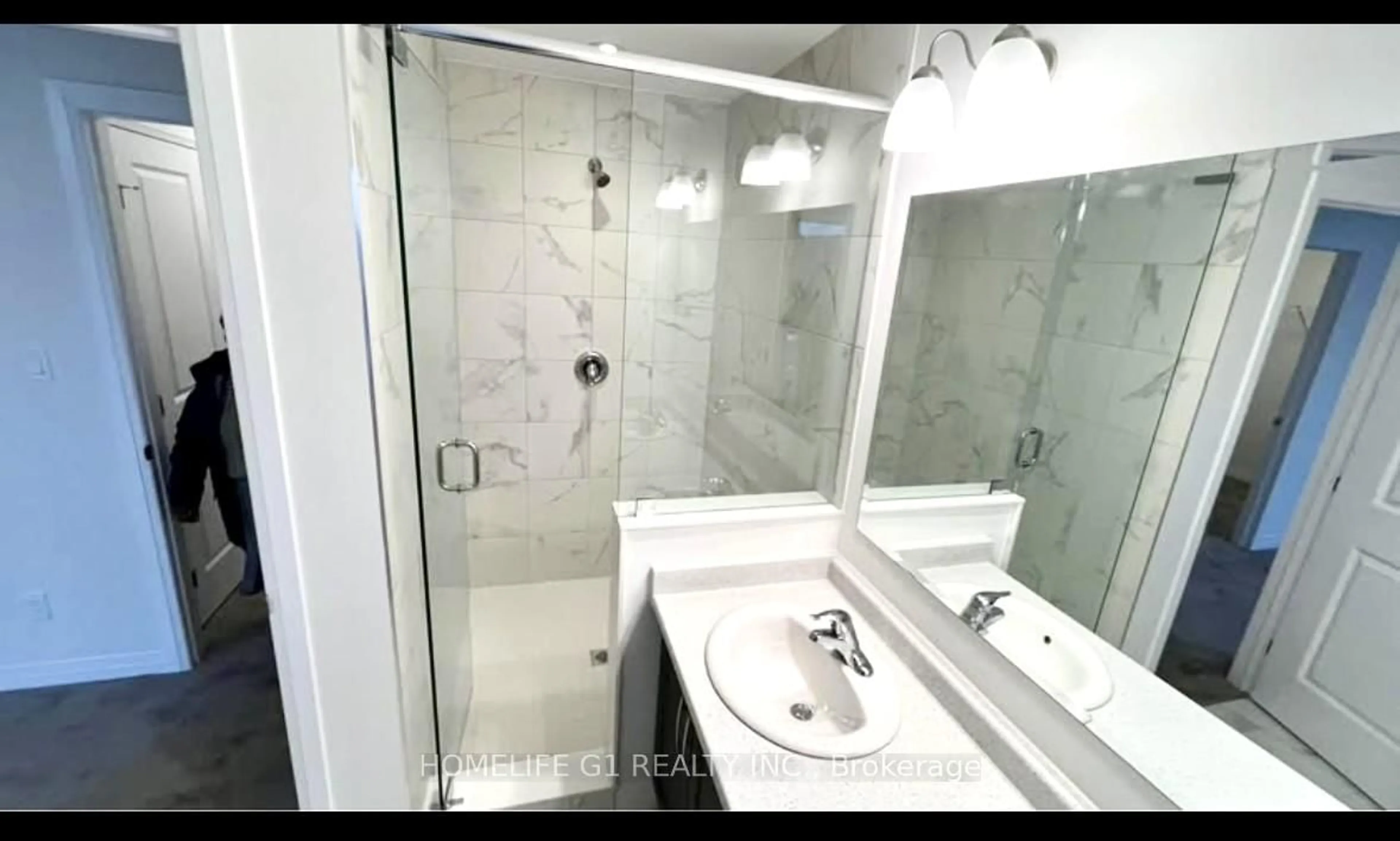 Standard bathroom, ceramic/tile floor for 40 Sandstone St, Cambridge Ontario N1S 0E5