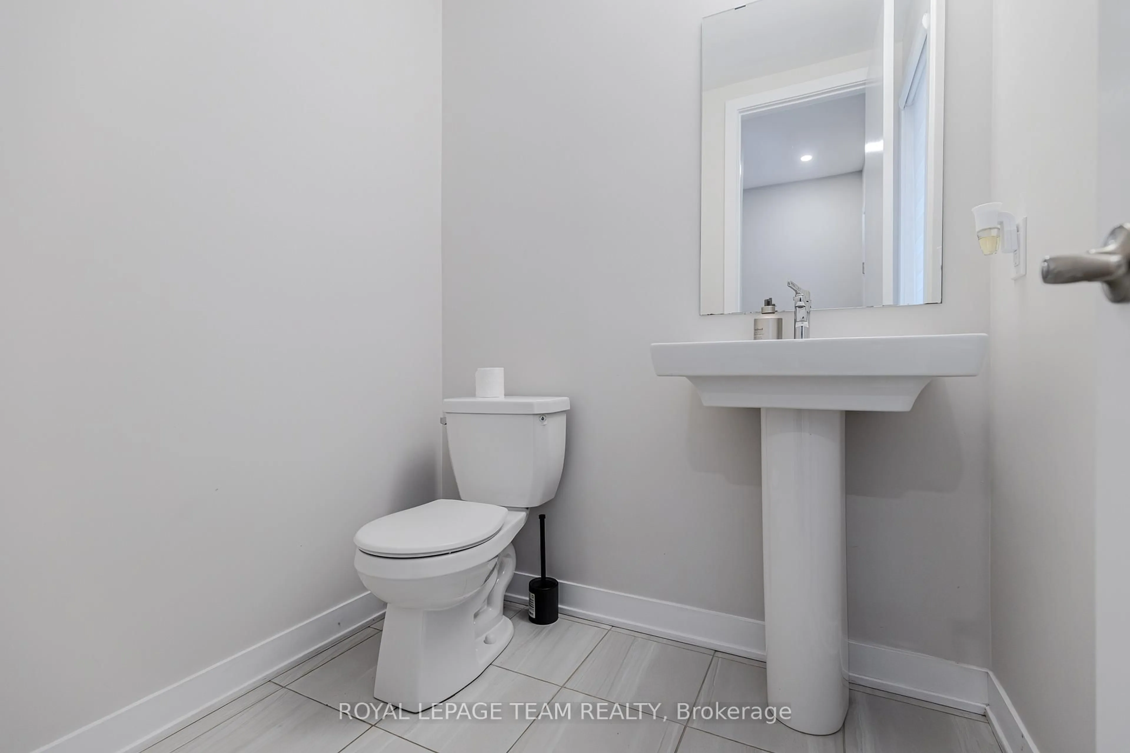 Standard bathroom, ceramic/tile floor for 241 Falsetto St, Ottawa Ontario K1W 0S2