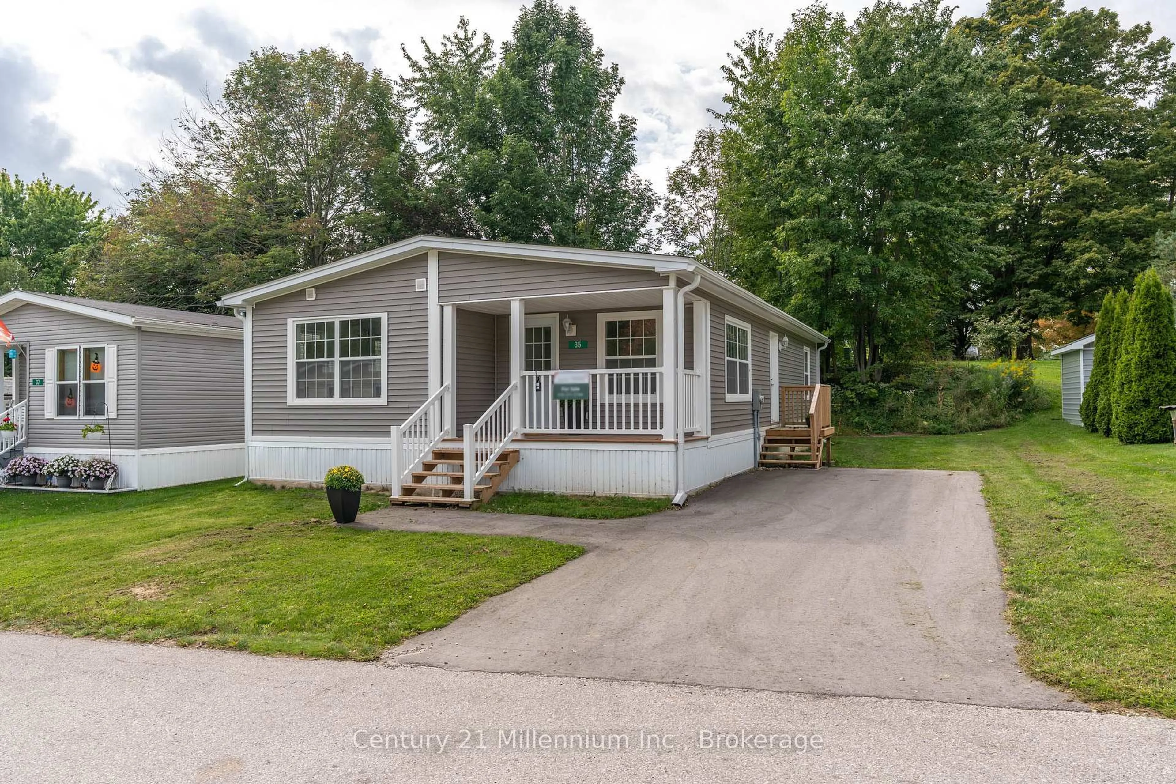 Home with vinyl exterior material, street for 35 SUSSEX Sq, Georgian Bluffs Ontario N4K 5N5