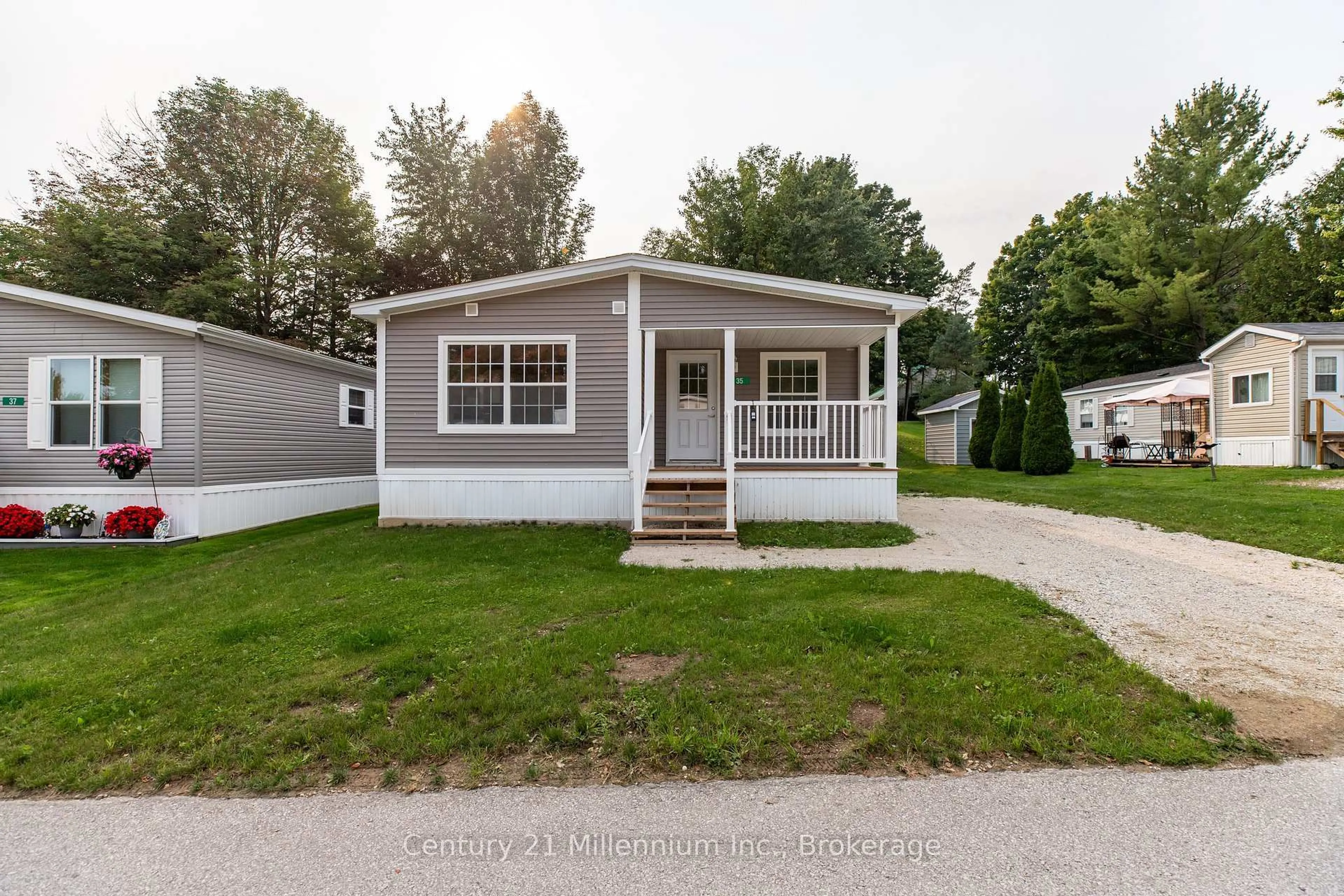 Home with vinyl exterior material, street for 35 SUSSEX Sq, Georgian Bluffs Ontario N4K 5N5