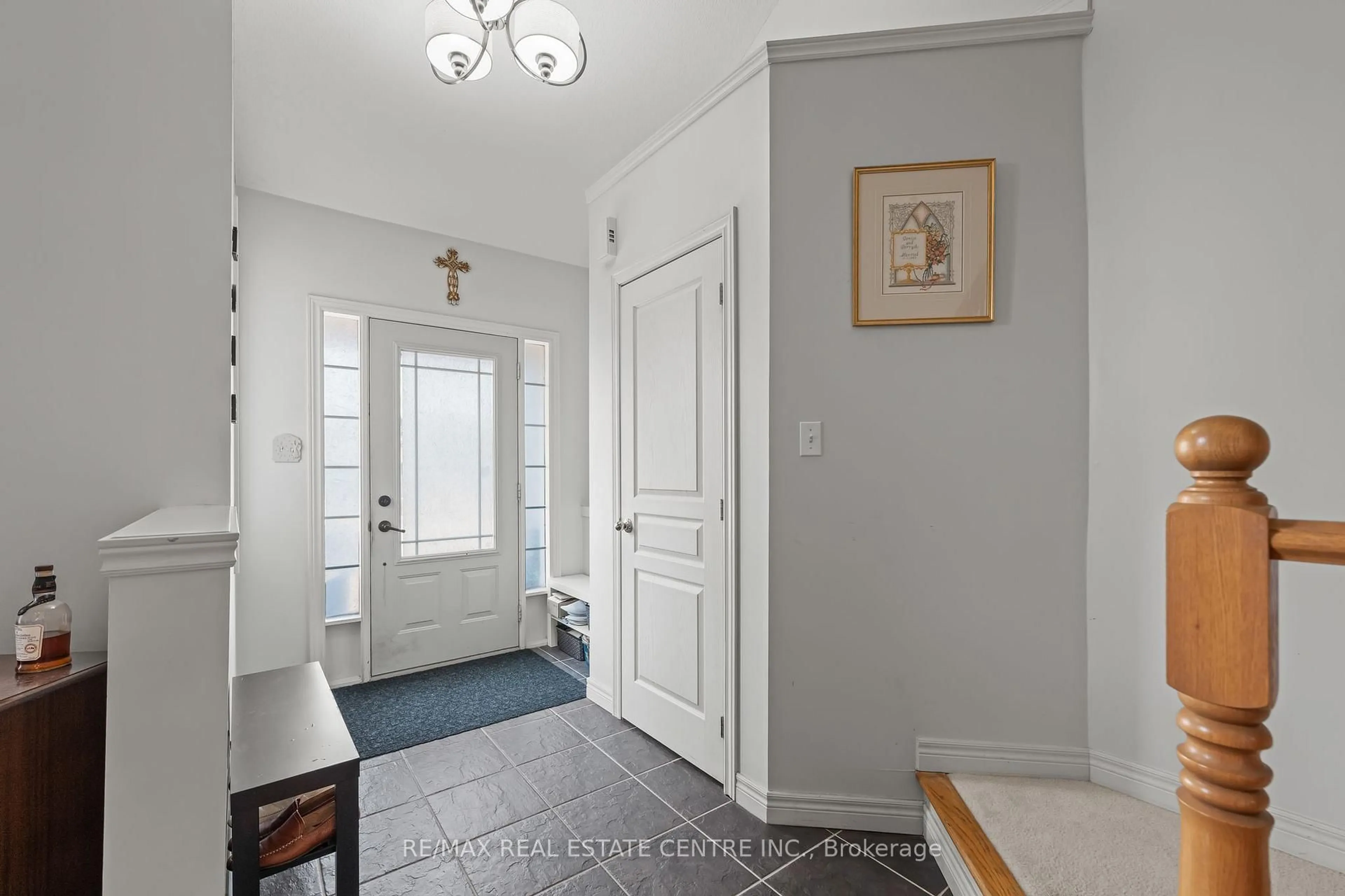 Indoor entryway for 4 Irongate Dr, Brant Ontario N3L 4G4